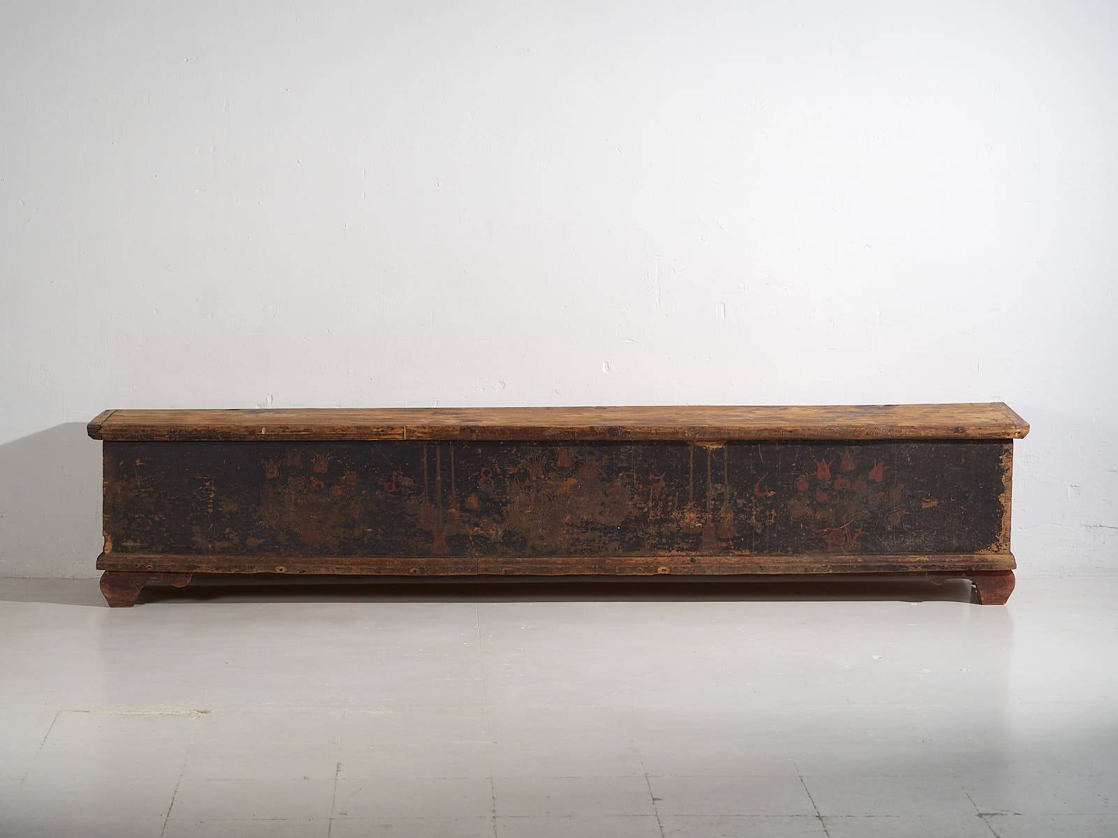 Antique long trunk painted with floral motifs (Year 1876) #1