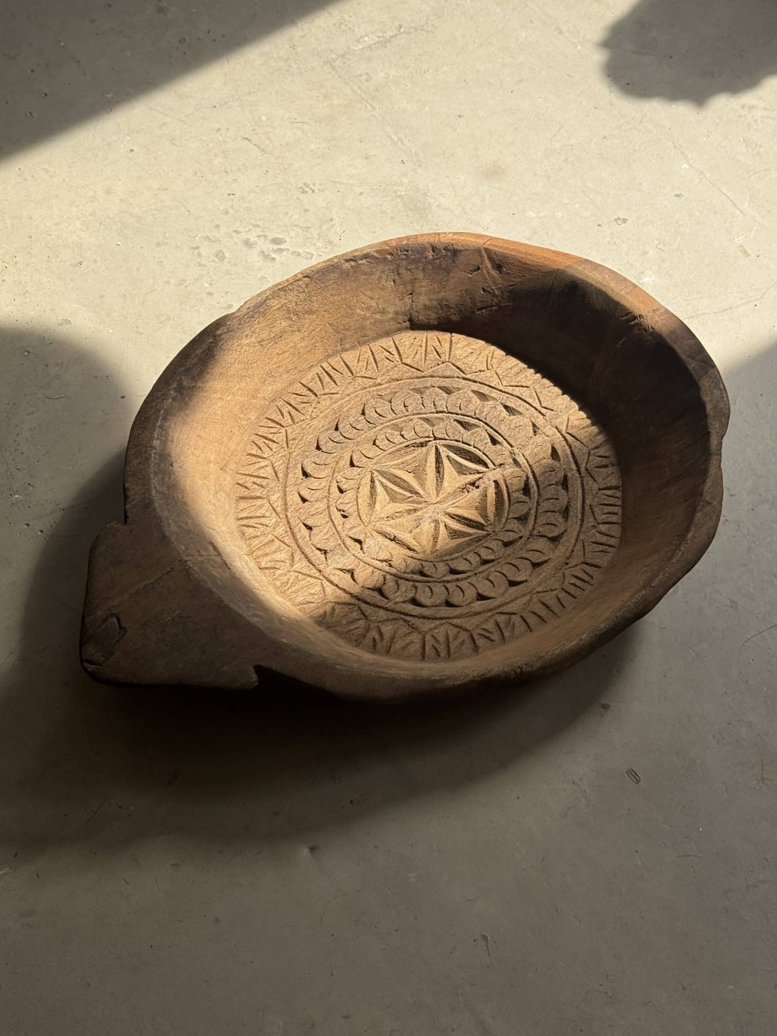 Ancient Indian plateau carved from solid wood "Rosette"