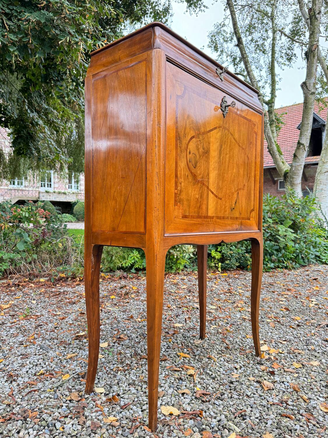 Secrétaire En Cabinet En Noyer Dans Le Goût De Hache D’époque Louis XV