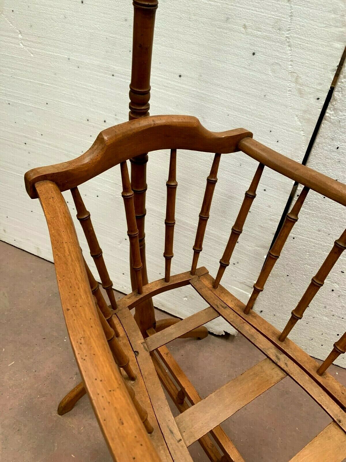 Berceau et sa flèche en hêtre teinté merisier XX siècle