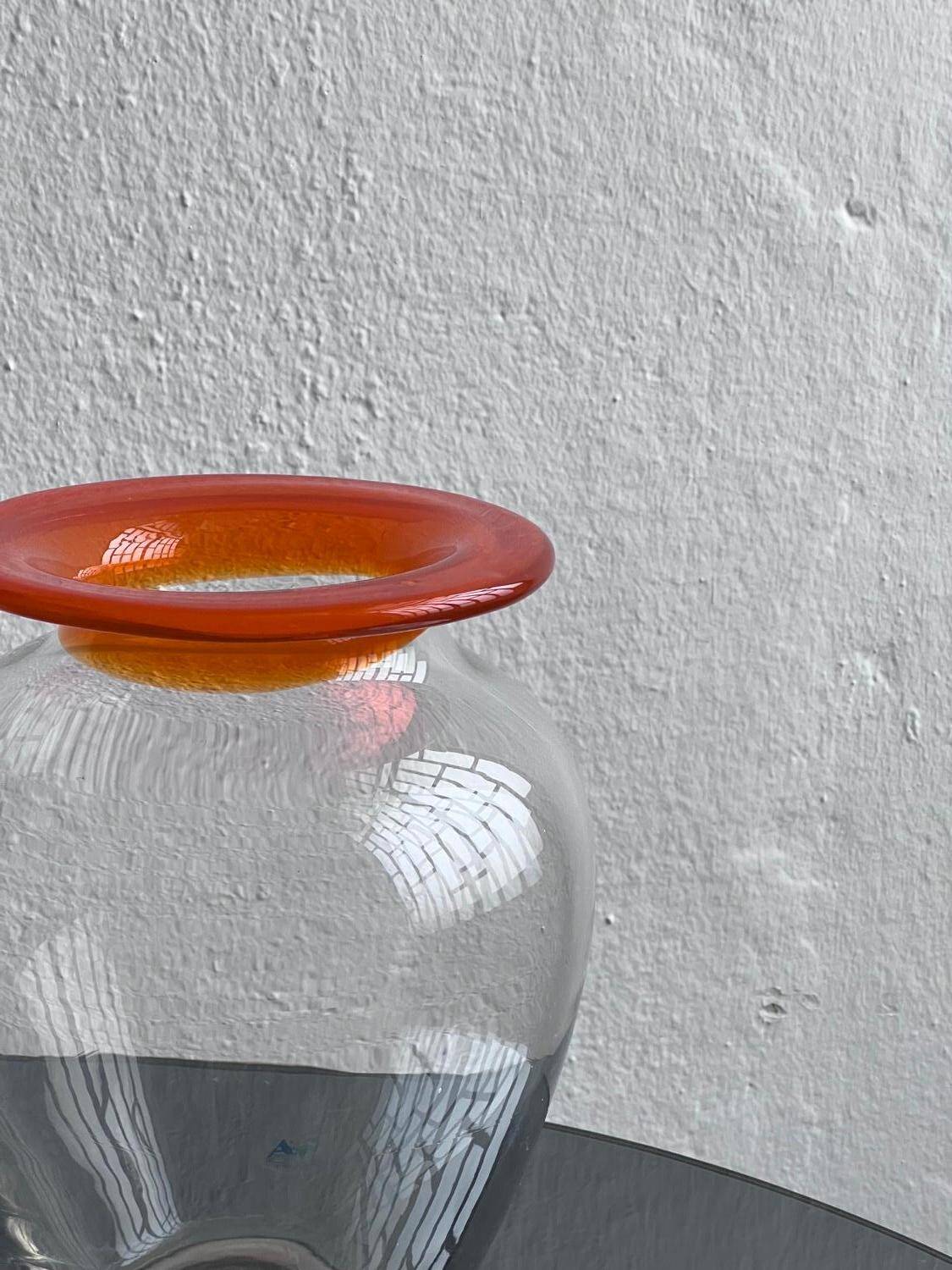 Grand vase en verre des années 1980, transparent avec accent orange, pièce décorative, objet de collection.