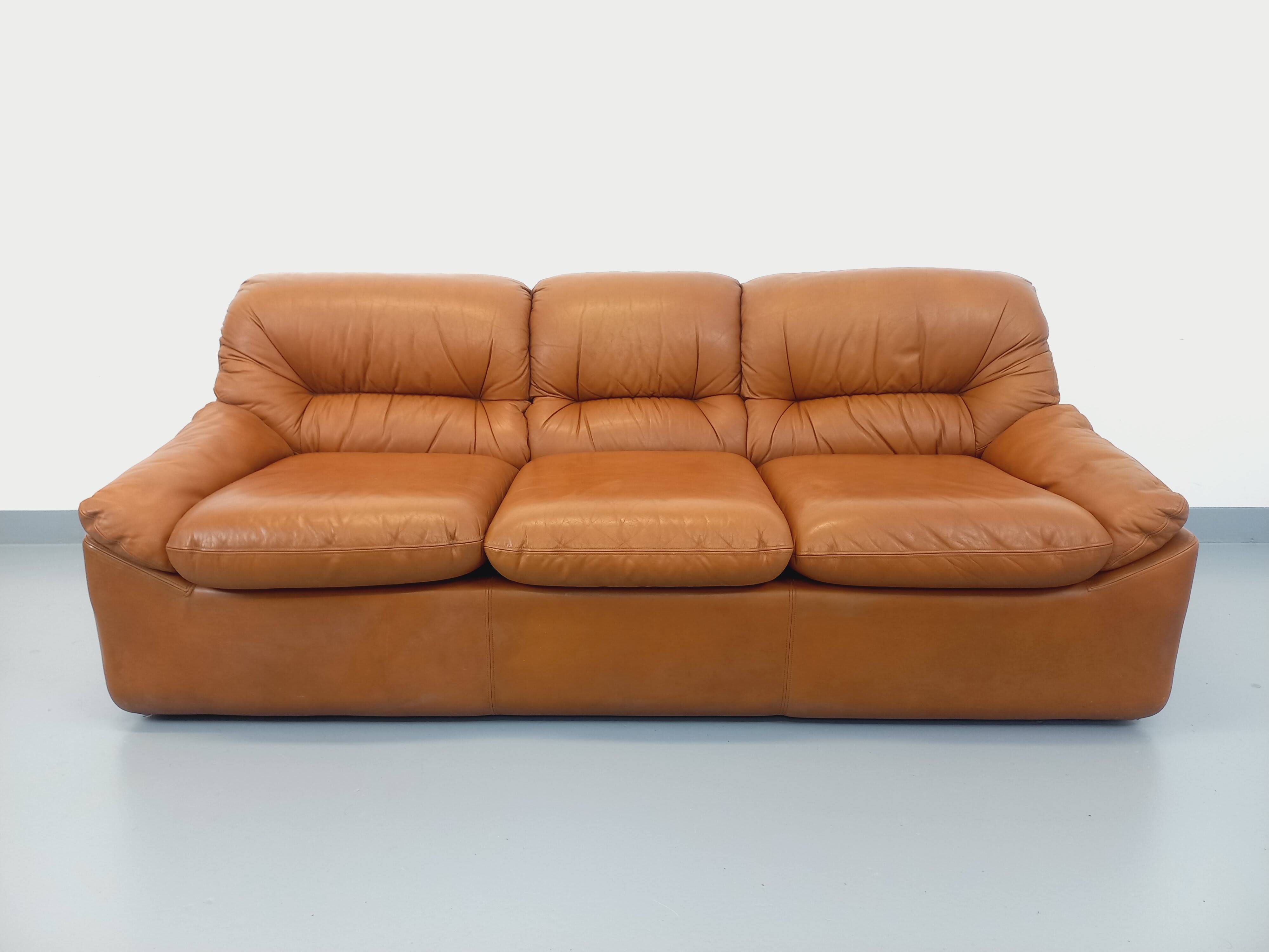 Vintage cognac camel leather canapé from the 1970s.