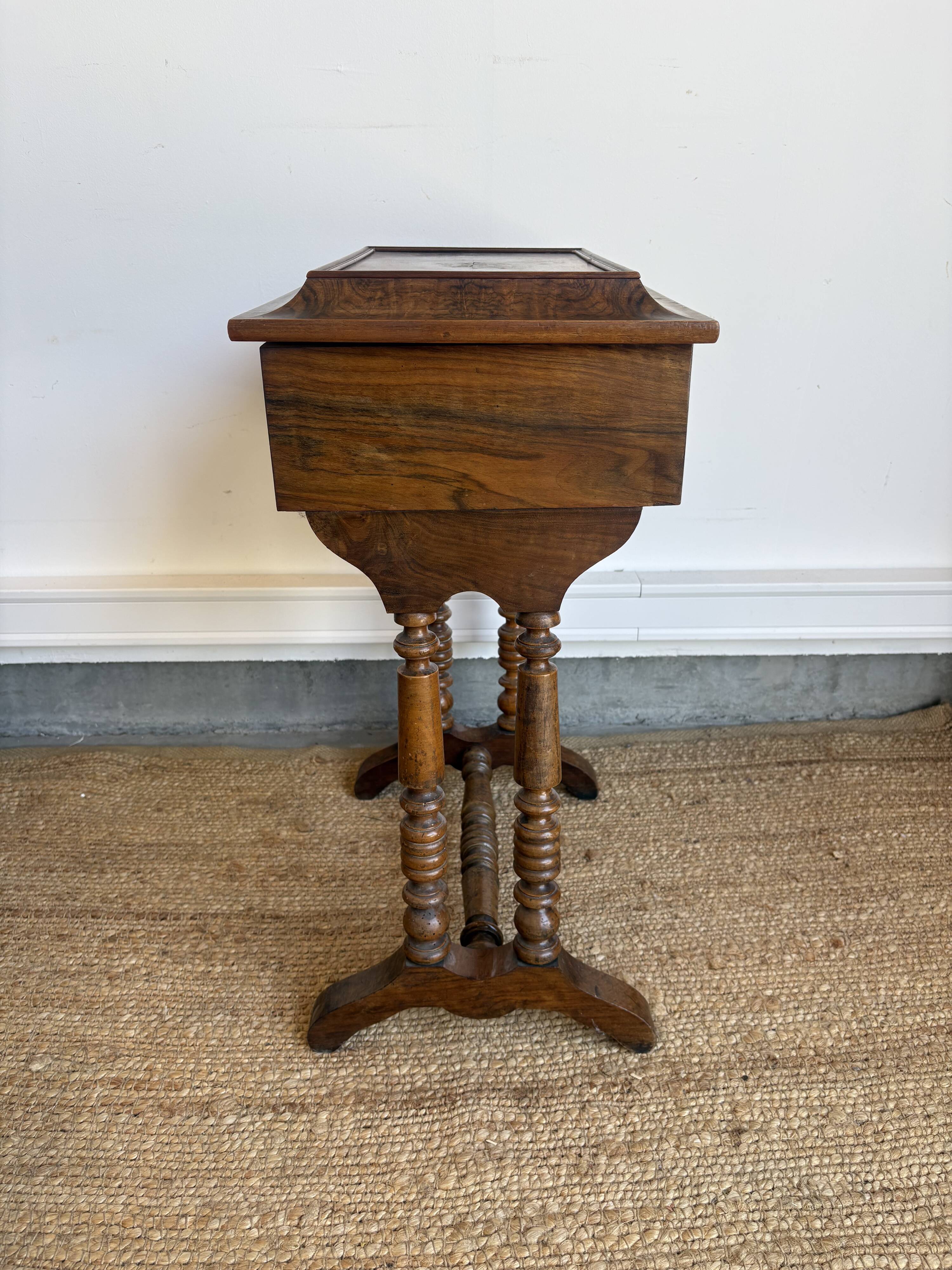 Louis XIII style work table in walnut – Late 19th century