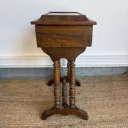 Table à ouvrage de style Louis XIII en noyer – Fin XIXᵉ siècle