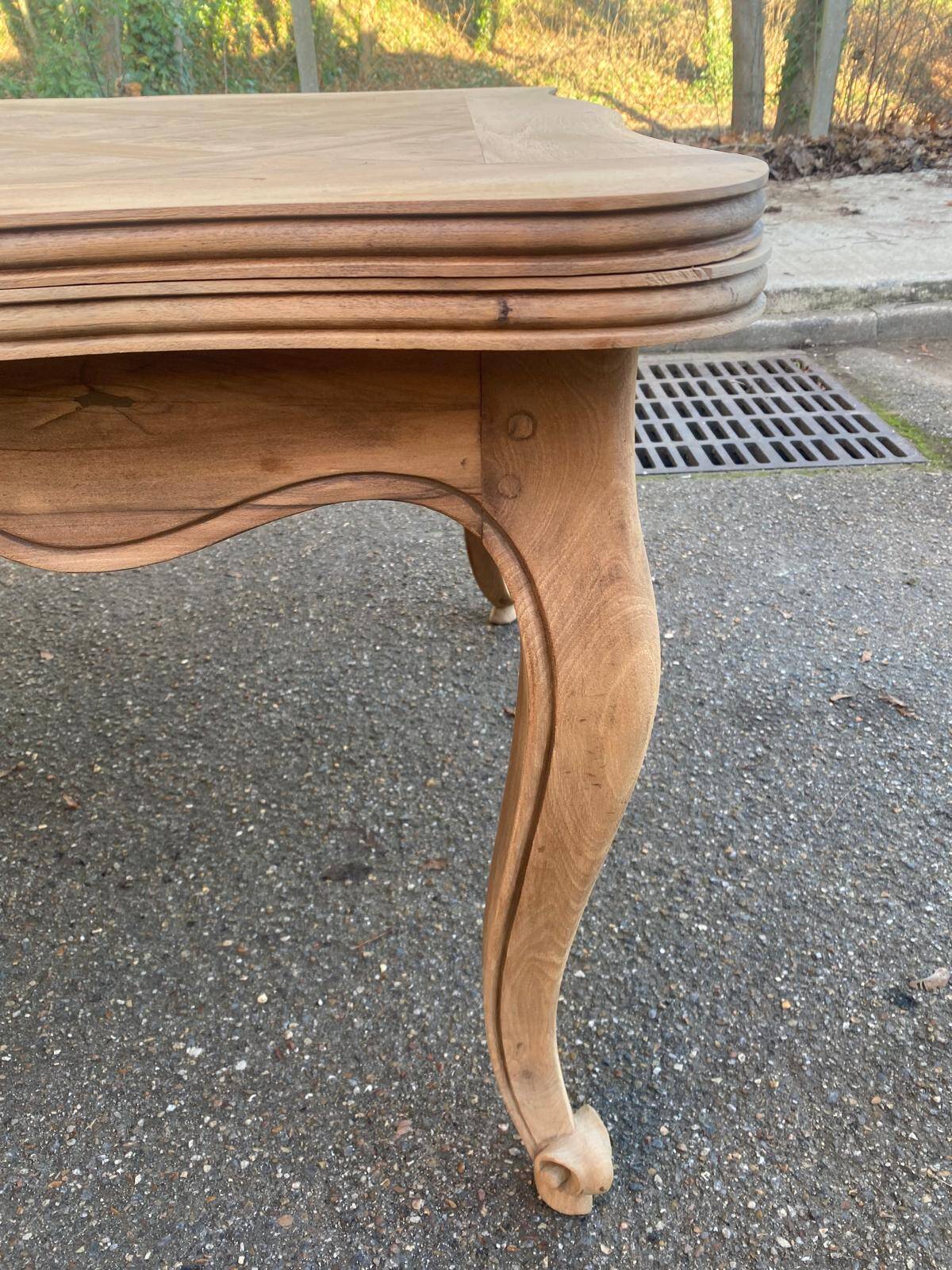 Louis XV extendable dining table, renovated, walnut, 250cm, 18th century.
