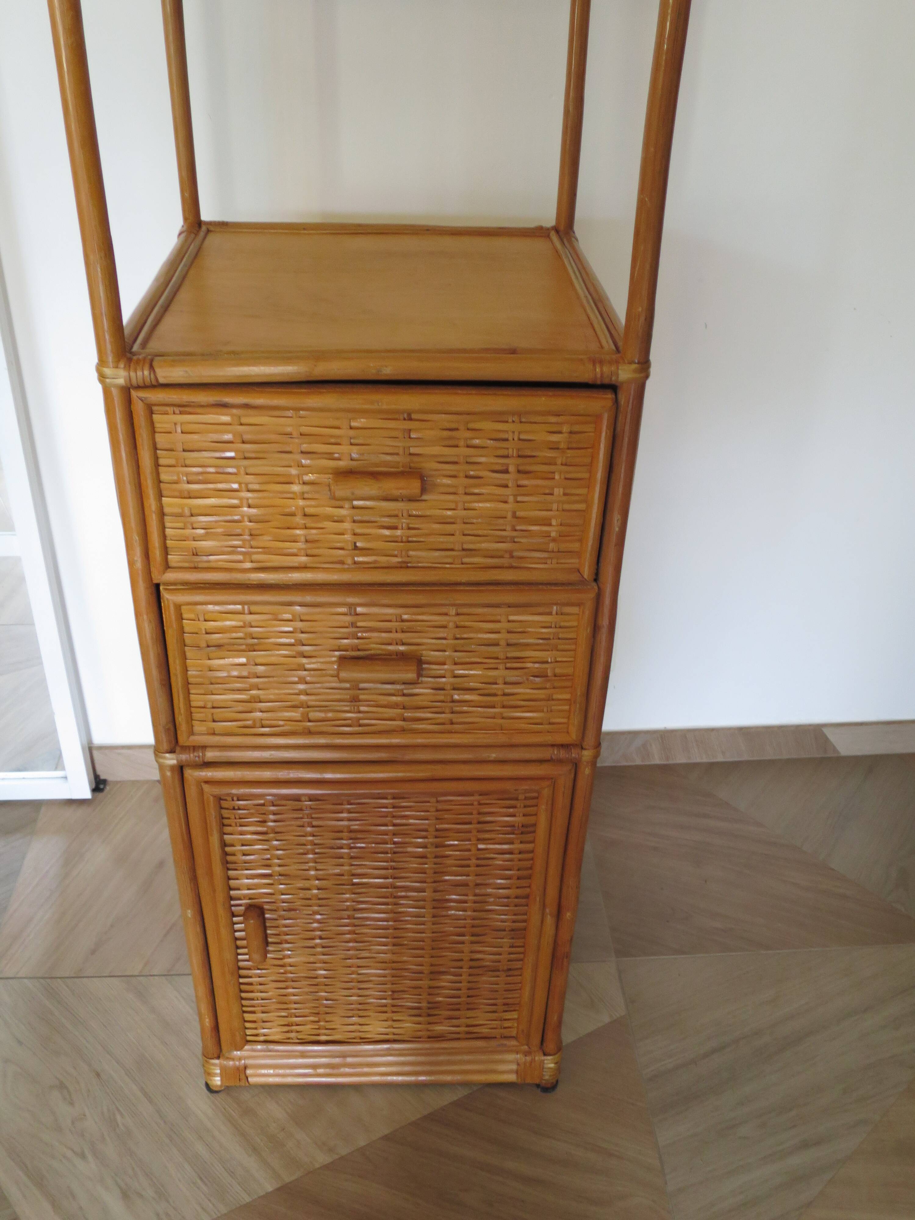 Storage column, wooden bookshelf and woven rattan.