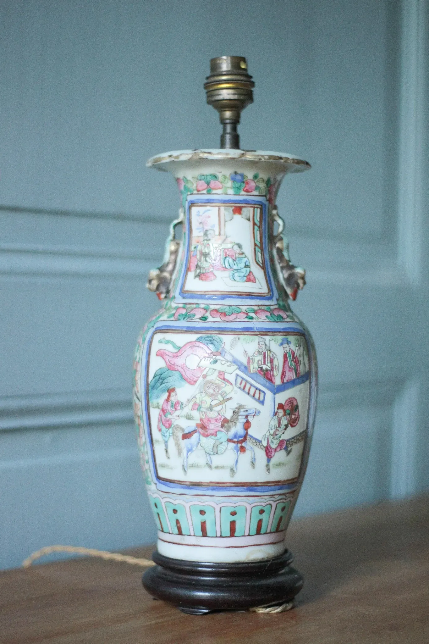 Canton porcelain table lamp, Chinese lamp with polychrome decoration.