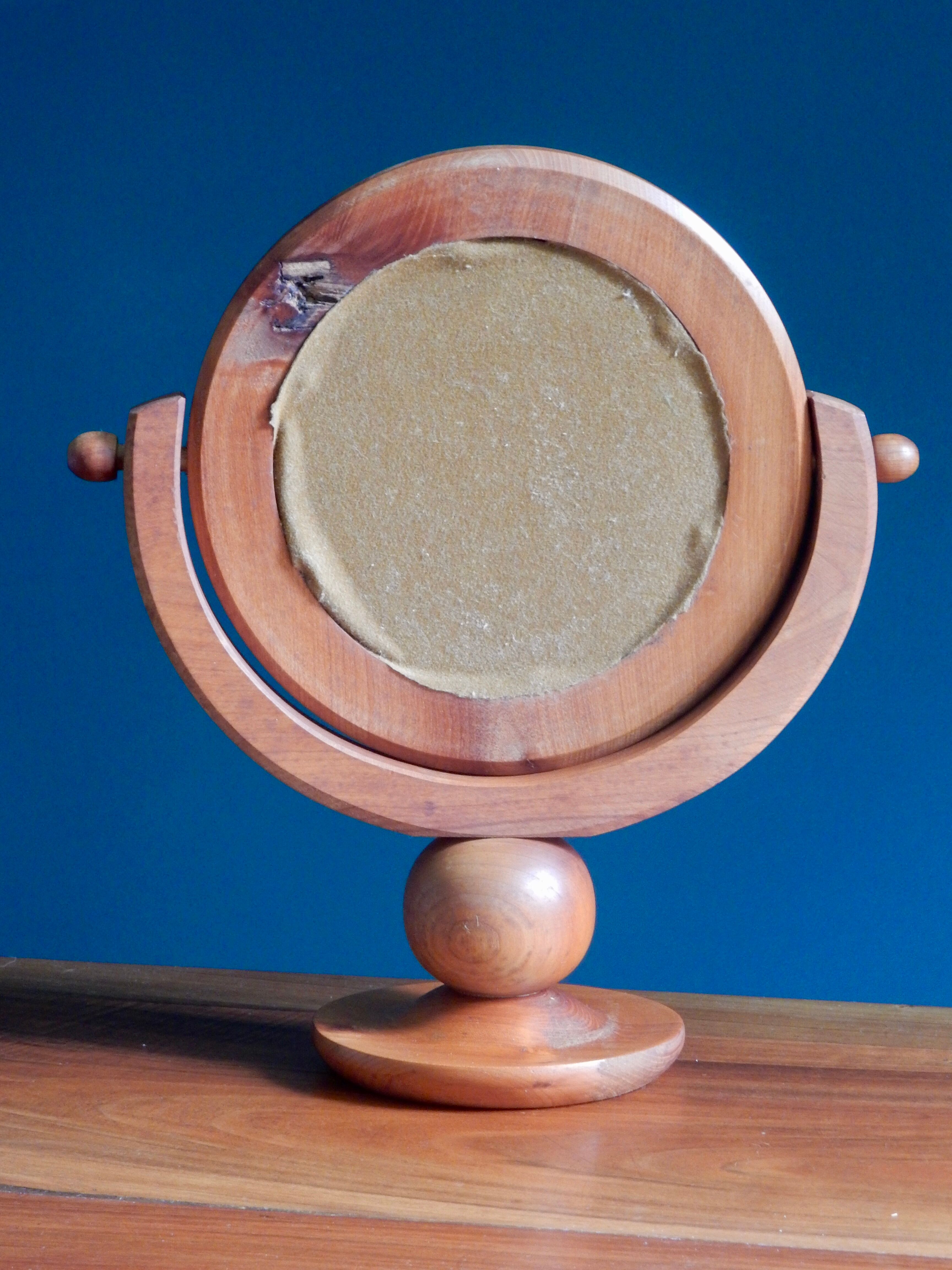 Round mirror psyche of wooden table