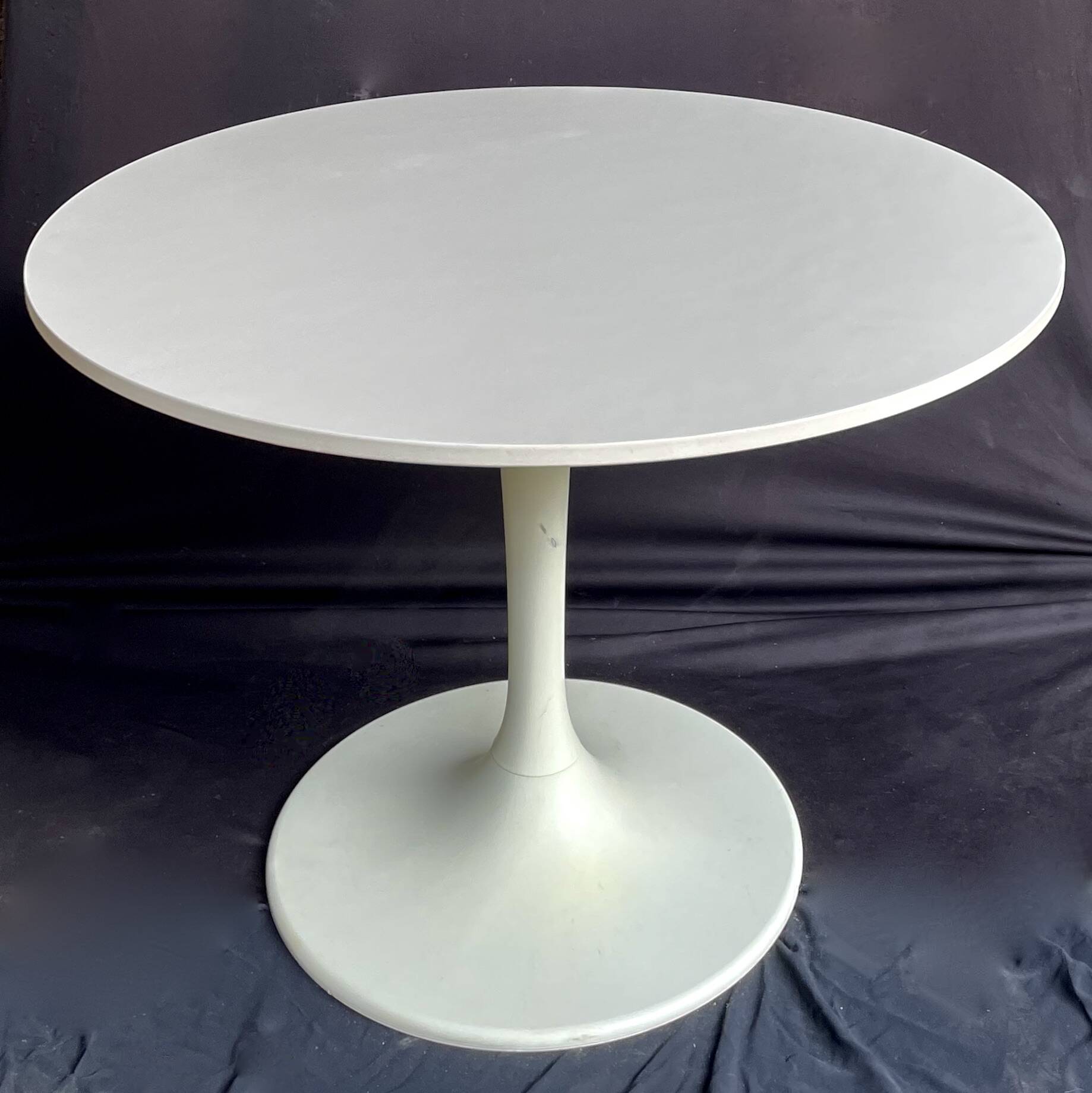 Indoor round table tulip, 1980s