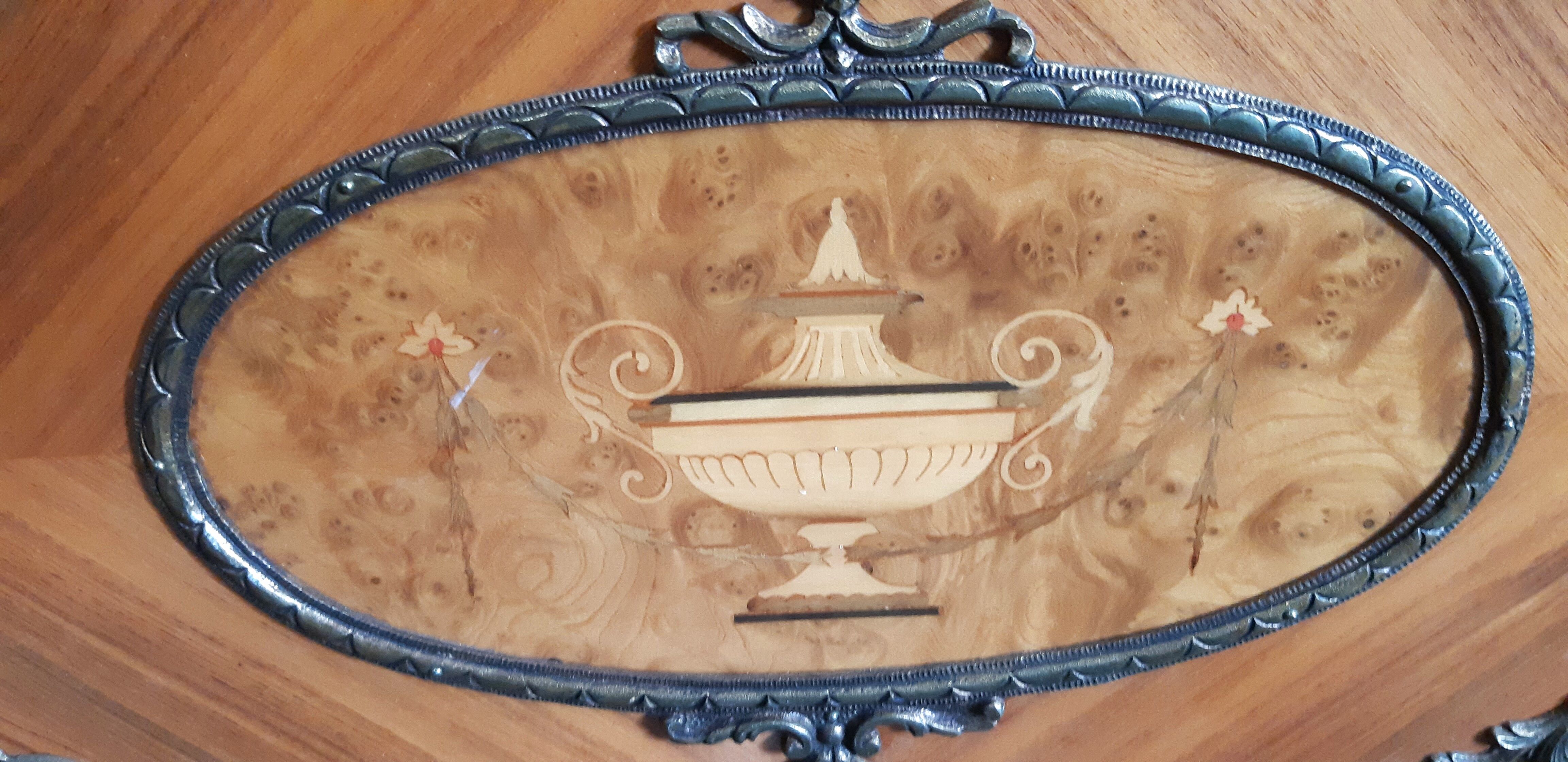 Showcase Louis XVI style, twentieth realization, signed cabinetmaking JP Ehalt of very good quality.