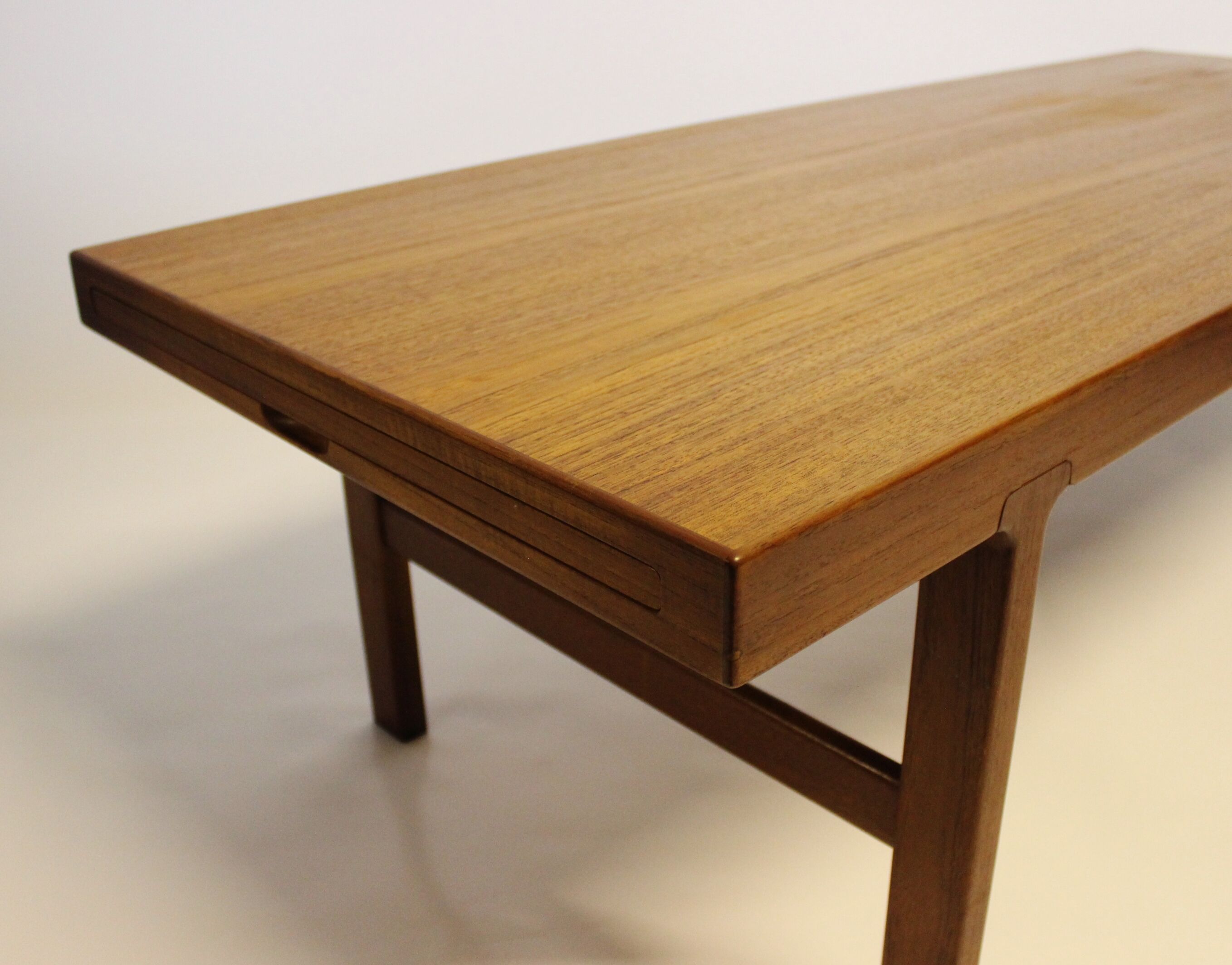 Table basse en teck avec feuille d'extension noire, design danois, années 1960.