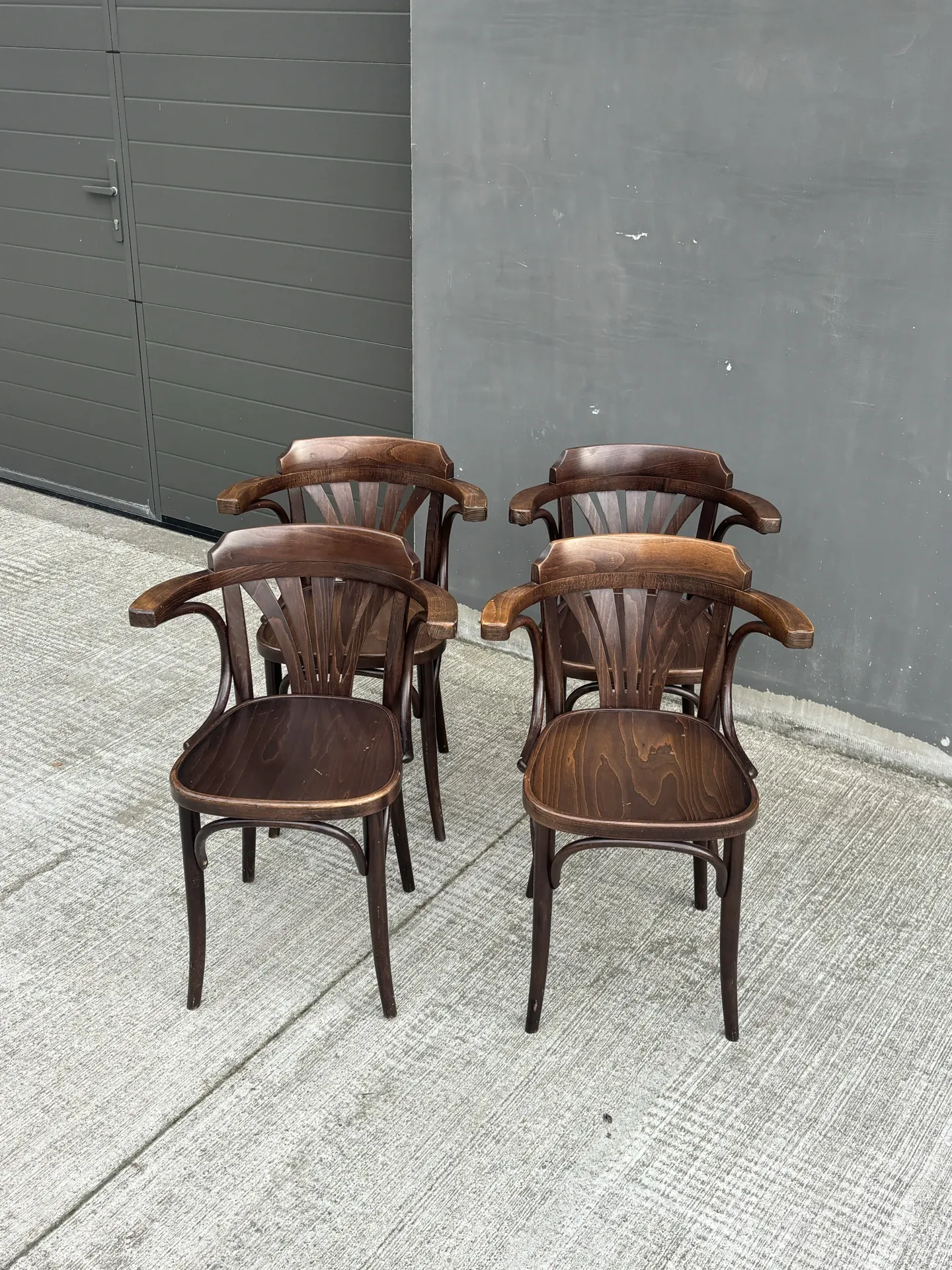 Set of 4 vintage bentwood bistro chairs with armrests – Styl