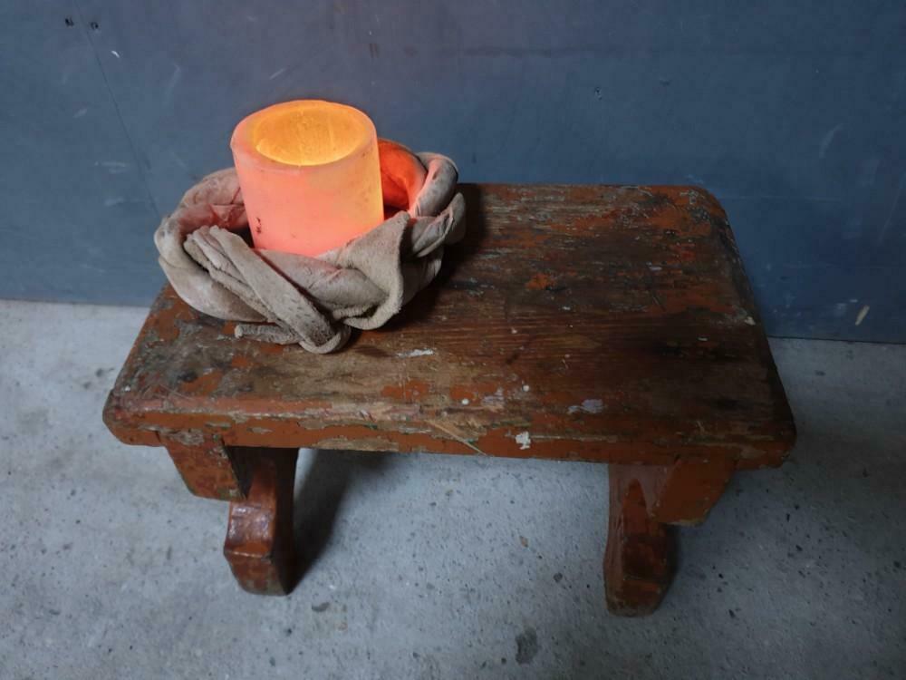 Antique wooden bench, en brun mocca