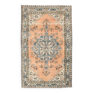 Tapis oriental vintage couleur pêche, bordure bleu pétrole délavé, tapis doux fait main
