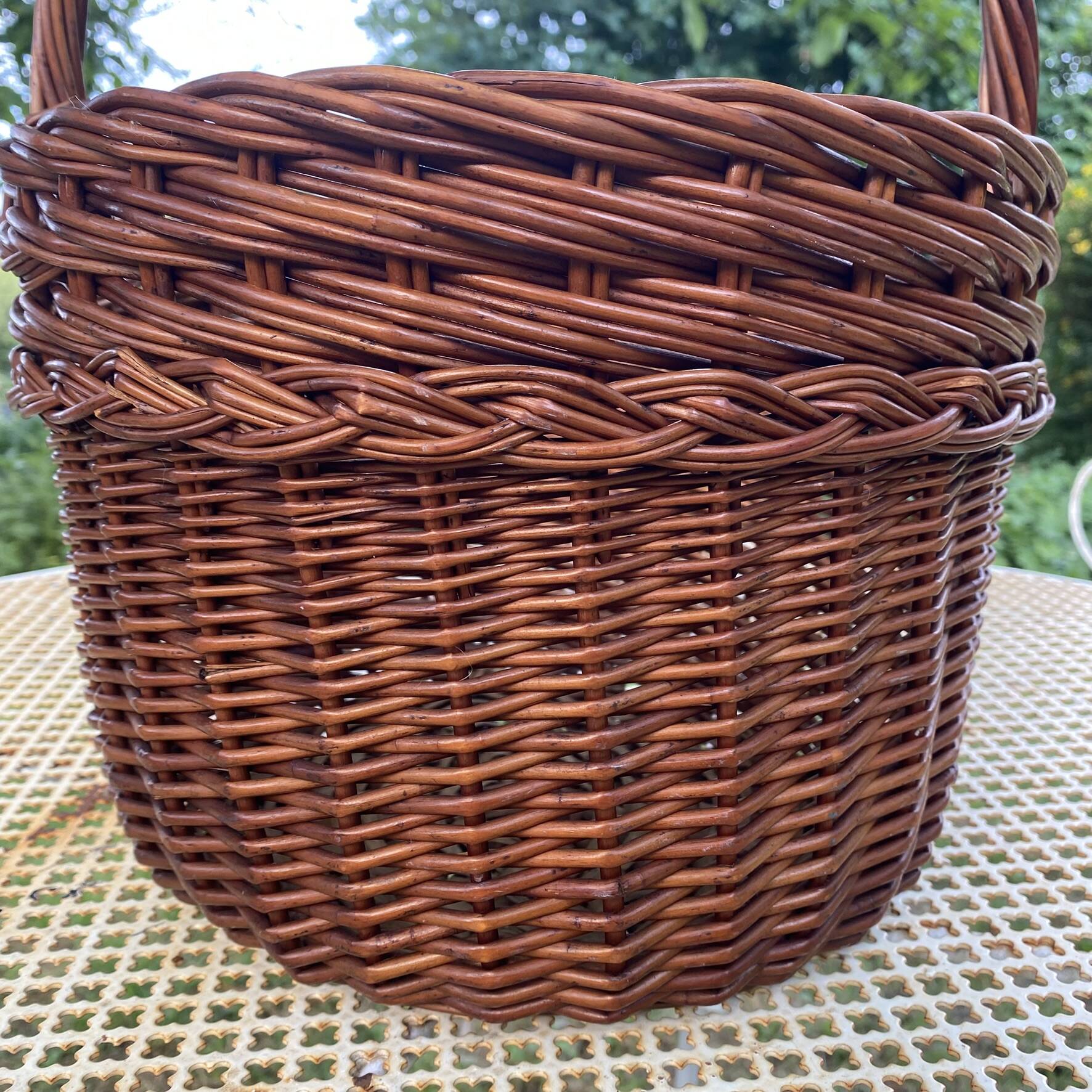 Woven wicker round basket