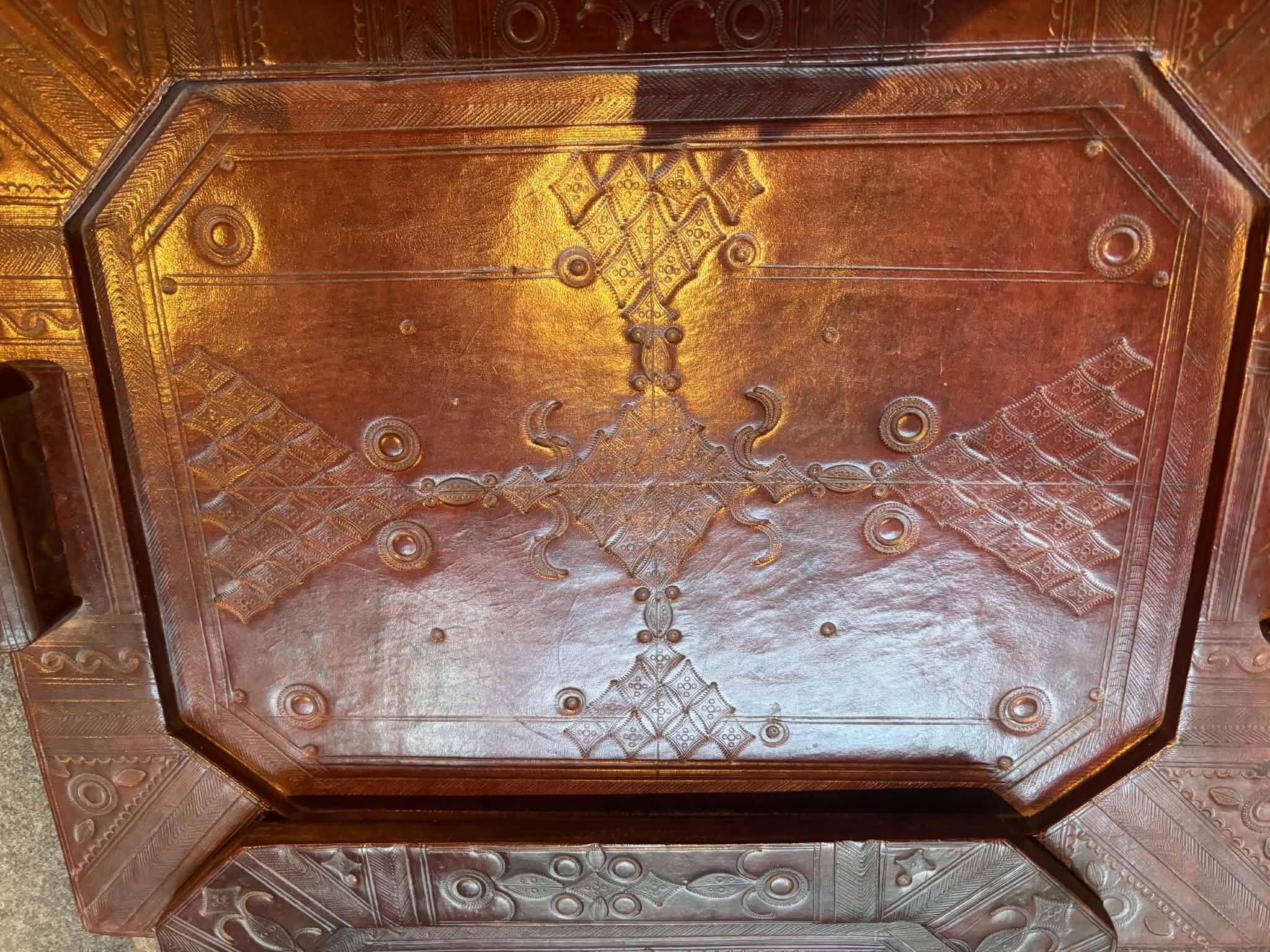 Lot of 2 leather trays