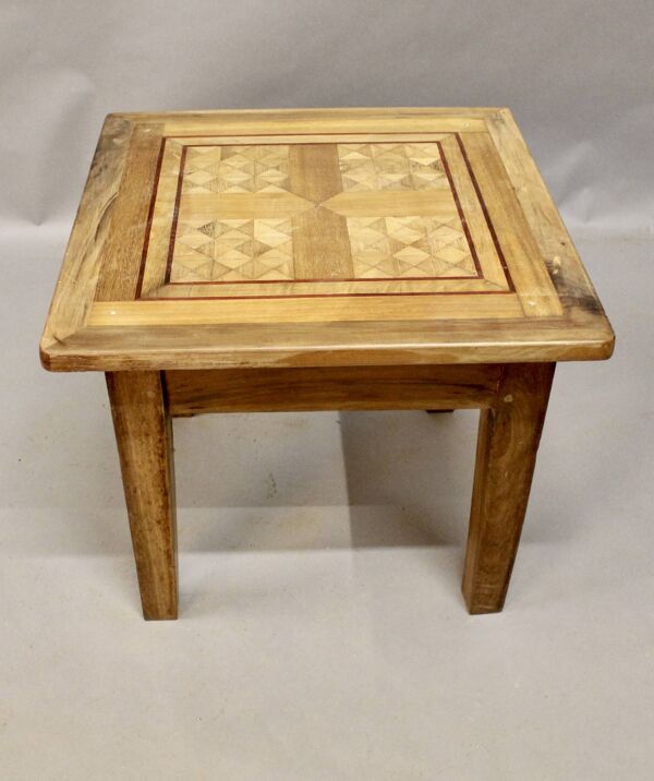 Table basse dessus parquet ancien marqueté