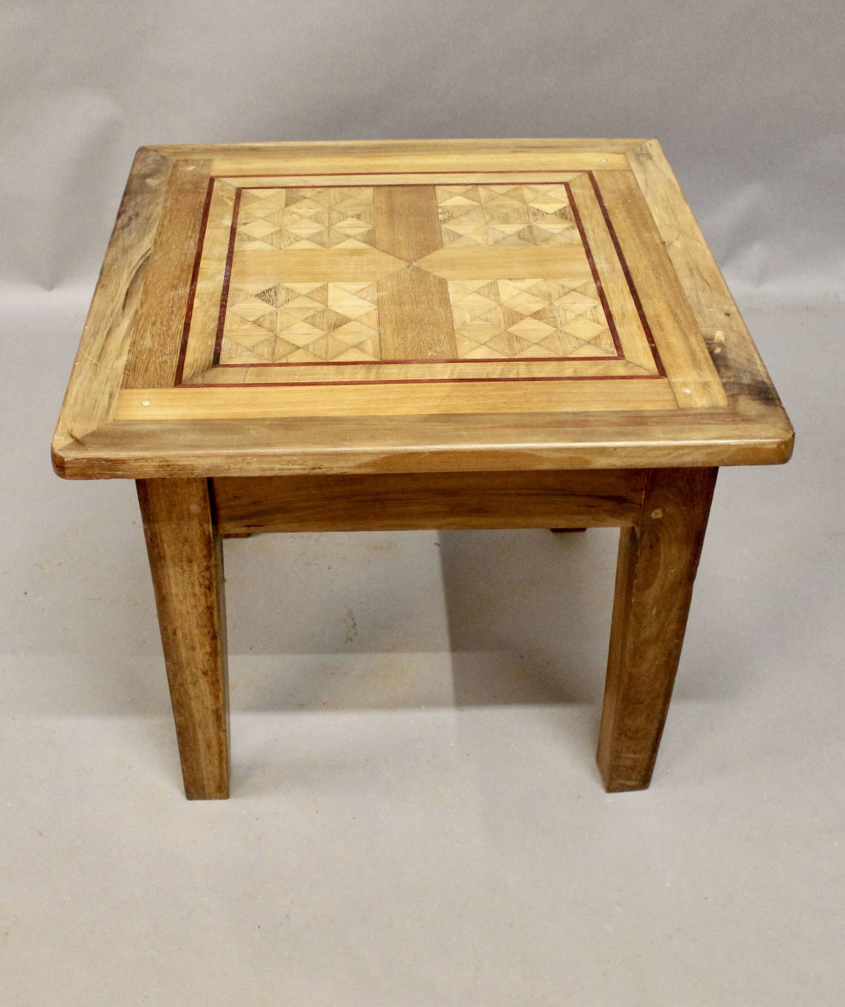 Table basse dessus parquet ancien marqueté