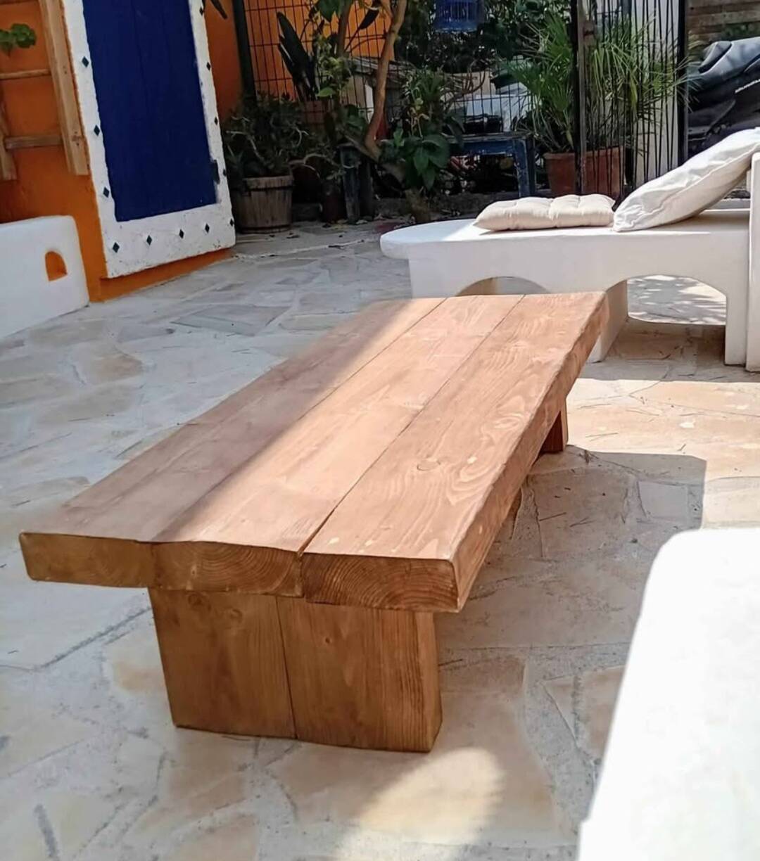 Table basse en bois massif – style brutaliste / wabi-sabi – fait main