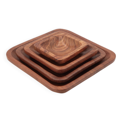 Set de quatre plats, vide poche carrés gigognes en bois, années 70