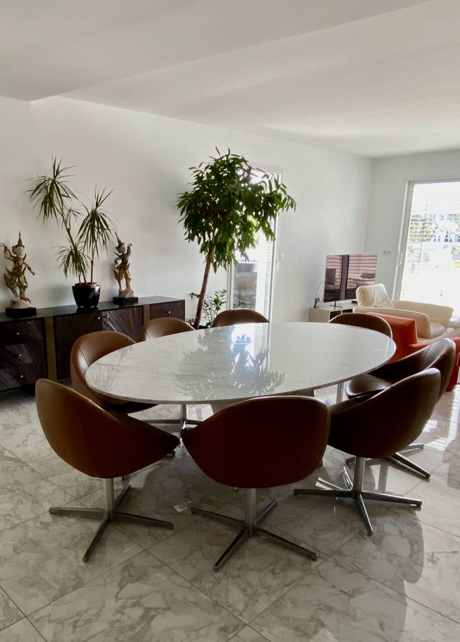 Set of 8 Italian design swivel chairs in cognac leather.