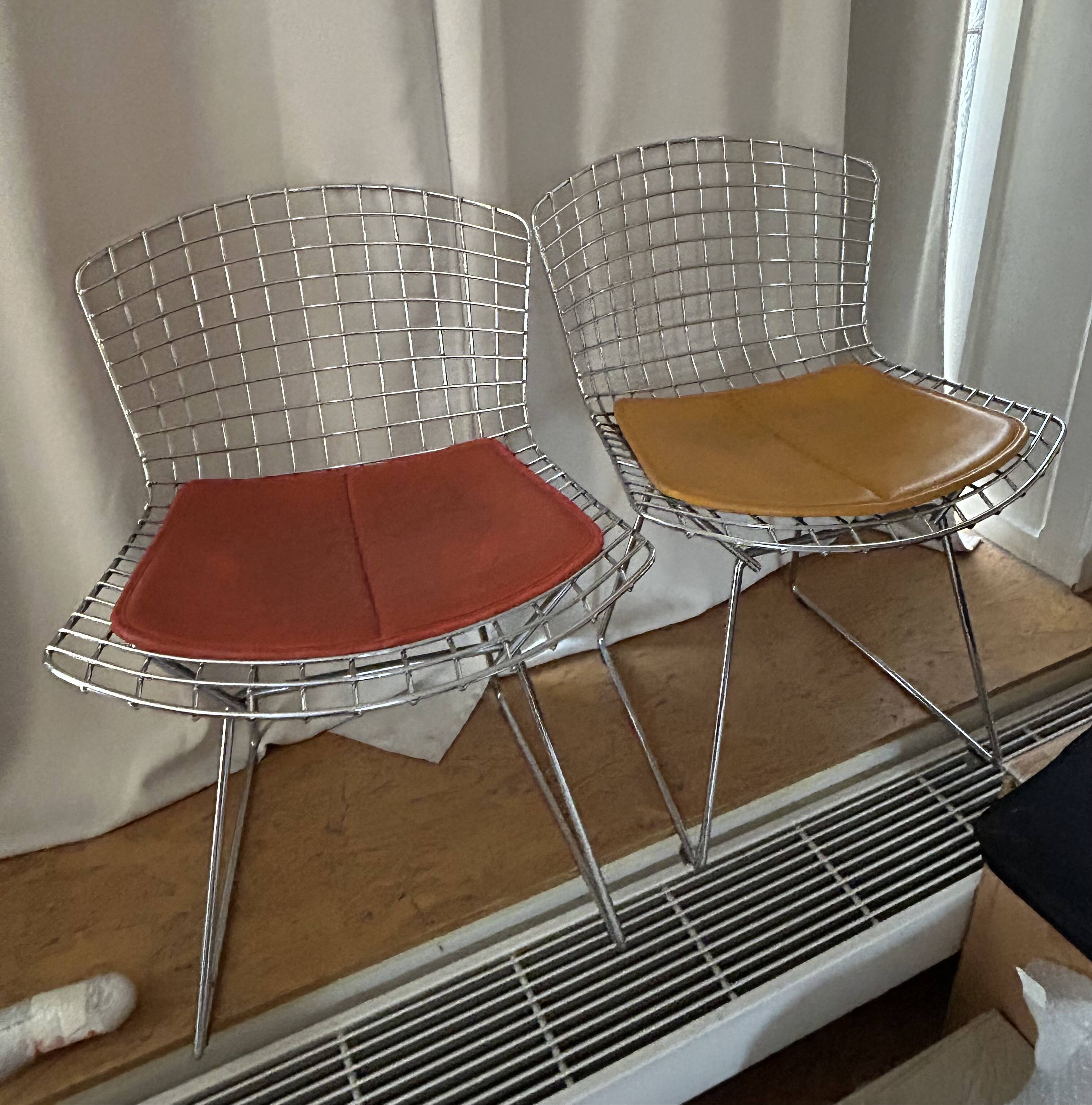 Harry BERTOIA (1915 - 1978) Suite de six chaises "420" - création 1952 Structure en maille de fil