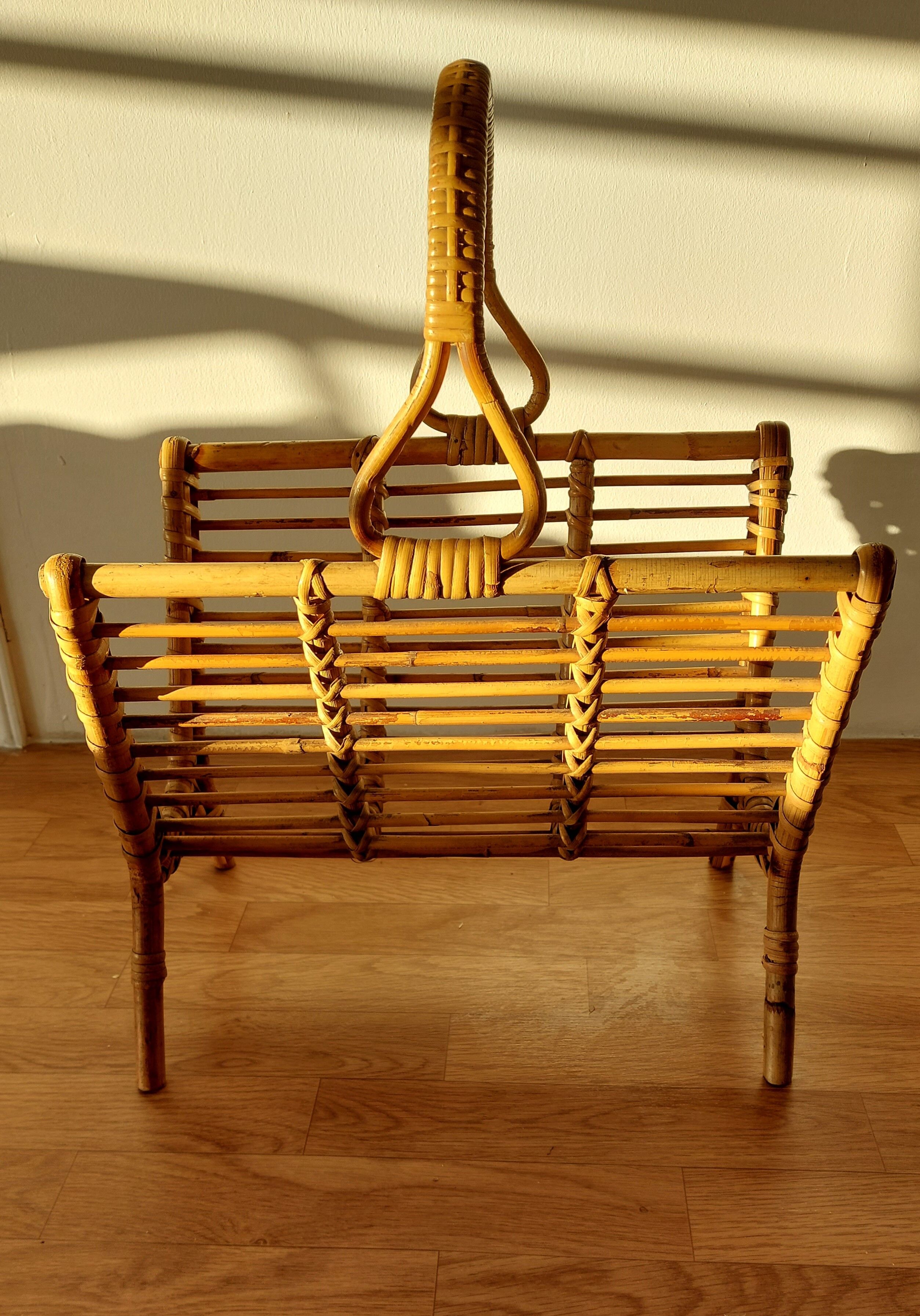 Porte-revues en rotin artisanal 1960.