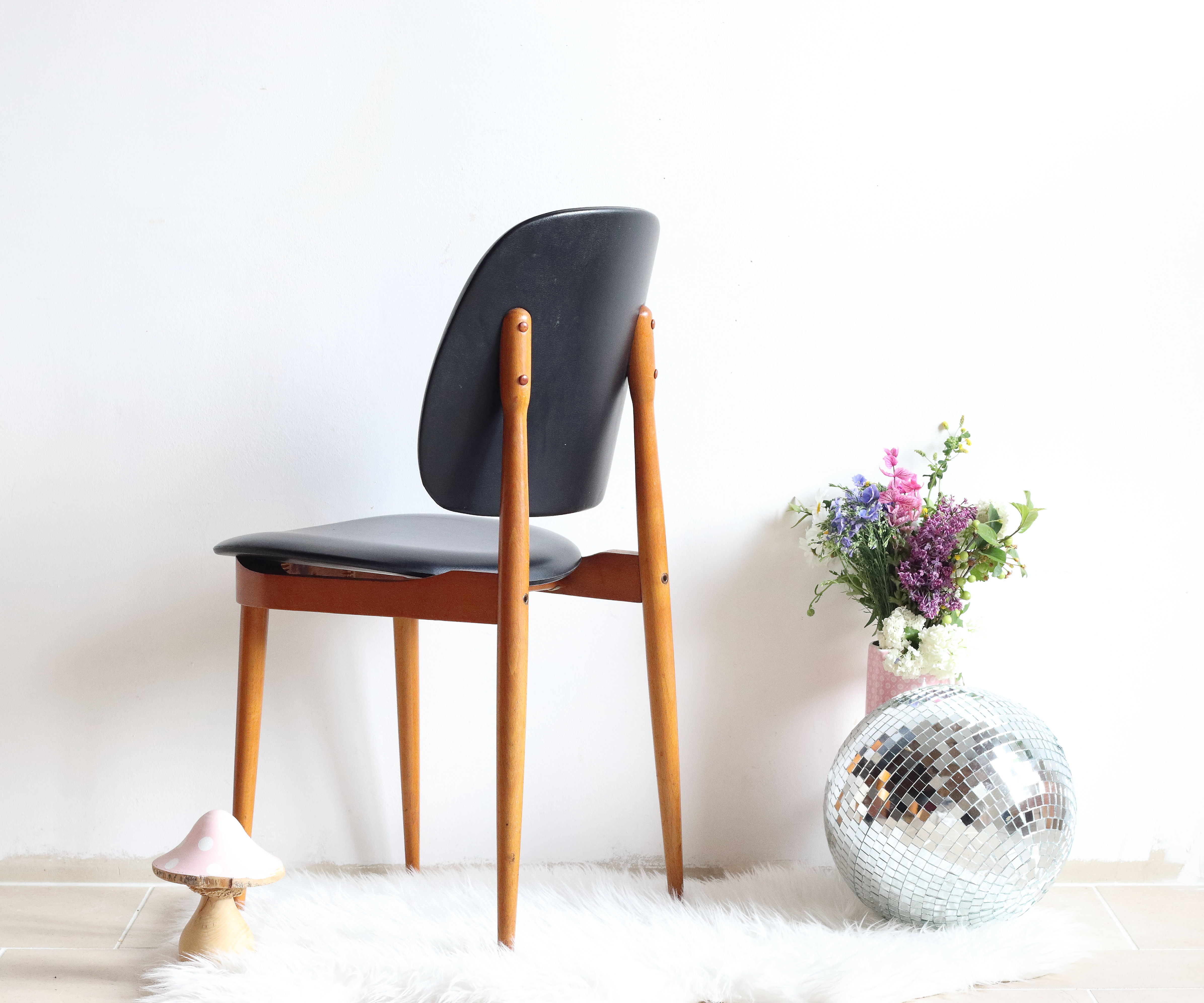 Suite of 6 Chairs Baumann model Pegasus in beech and faux black leather