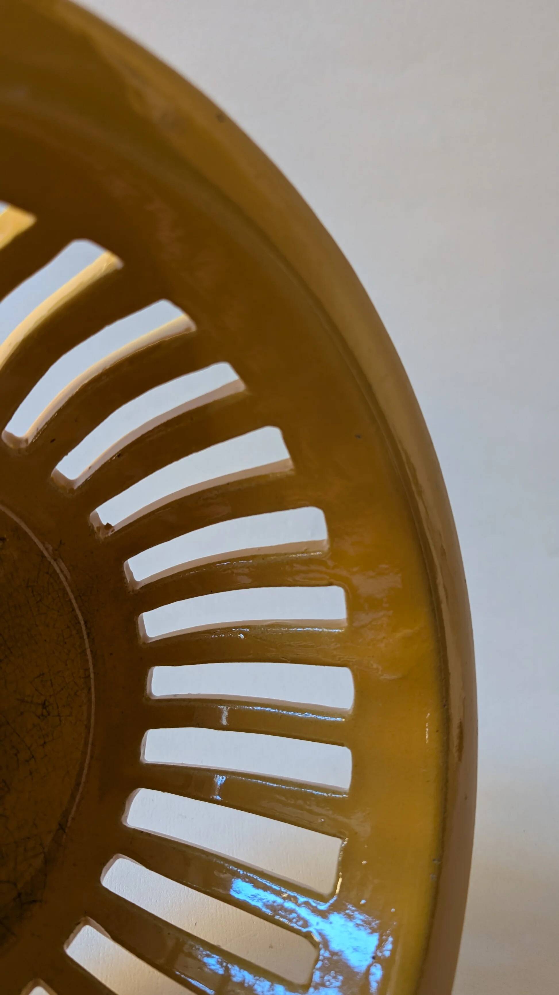 Corbeille en céramique jaune