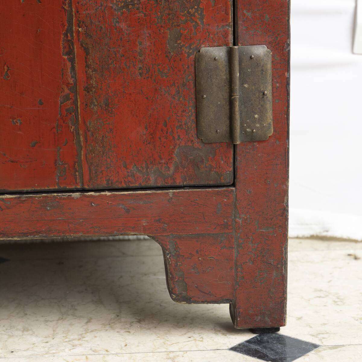Petit cabinet en orme laqué rouge