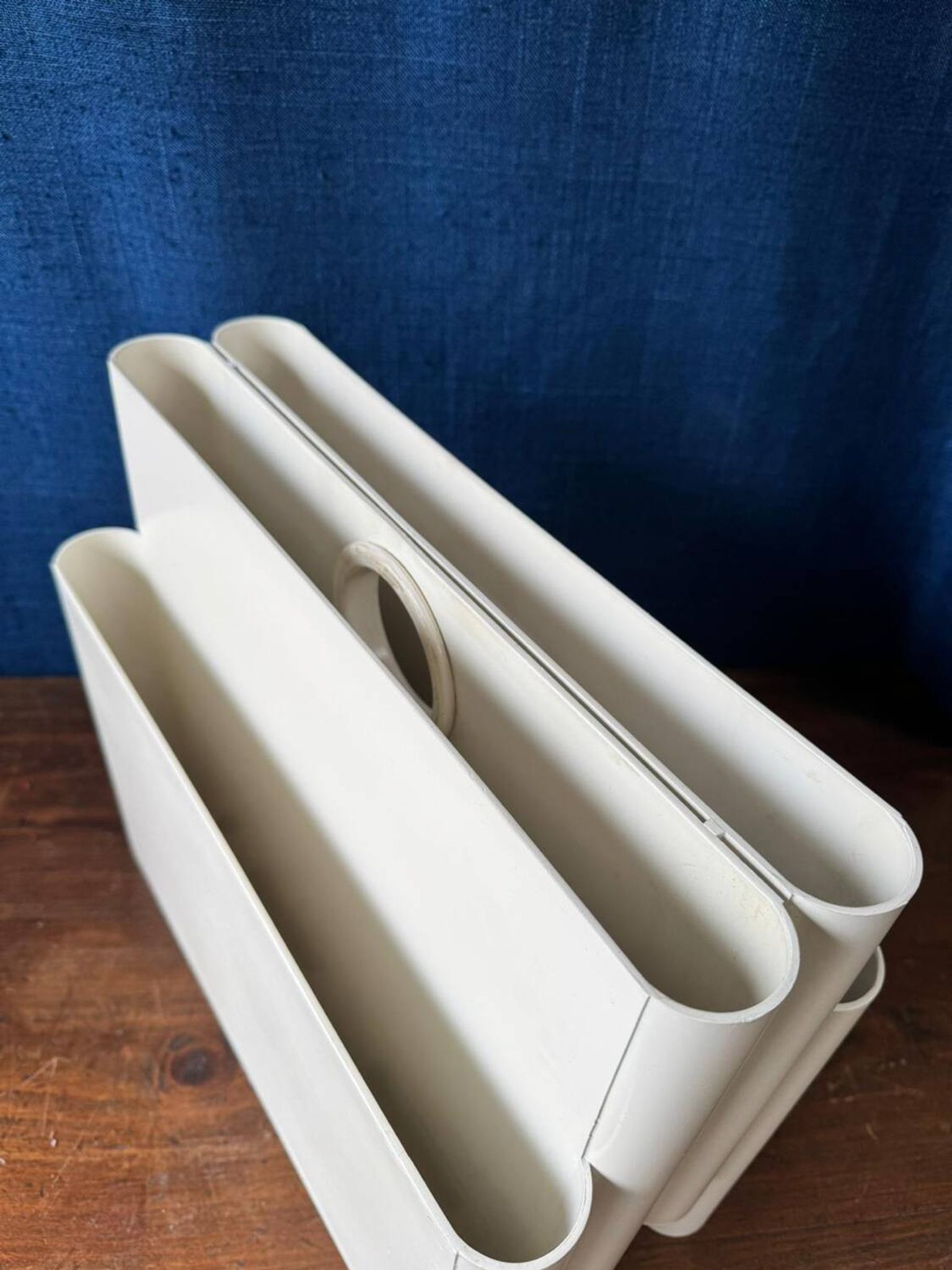 Kartell vintage magazine rack / bookcase – Design Giotto Stoppino