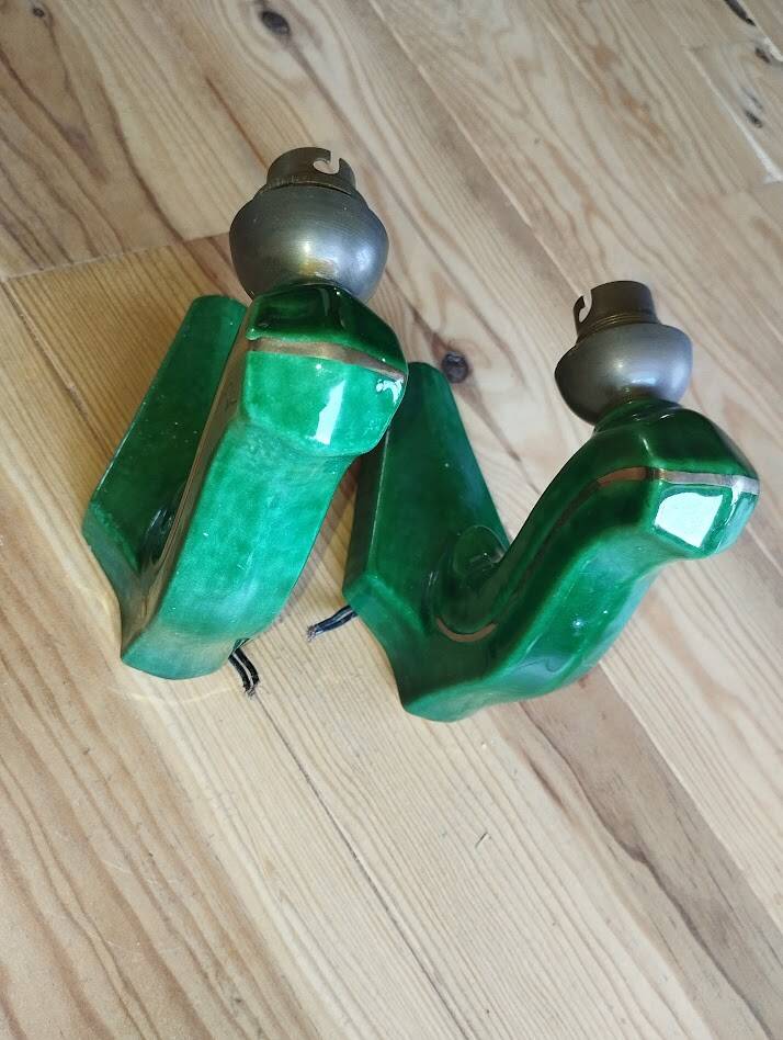 Paire d’appliques Art déco en barbotine verte