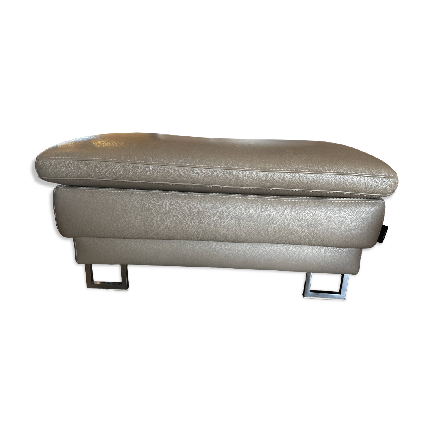 Madison pouf in leather, New York Dove, square 88x88cm, metal base.