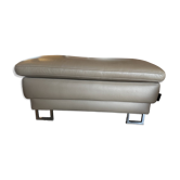 Madison pouf in leather, New York Dove, square 88x88cm, metal base.