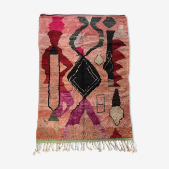 Tapis berbère marocain Boujaad rose à motifs colorés 256x160cm
