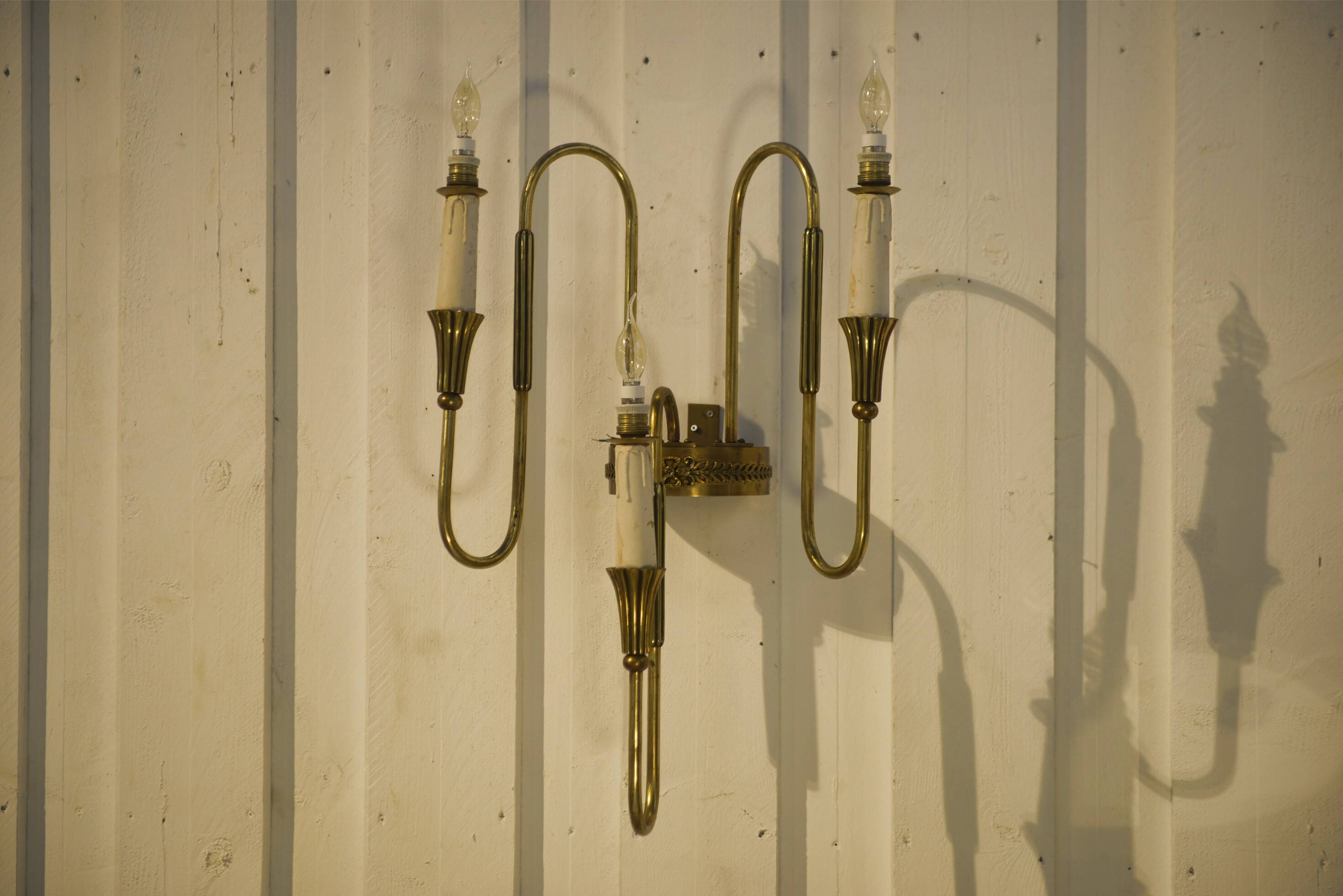 Monumental bronze wall light with three arms, neoclassical Art Deco from the 1940s.