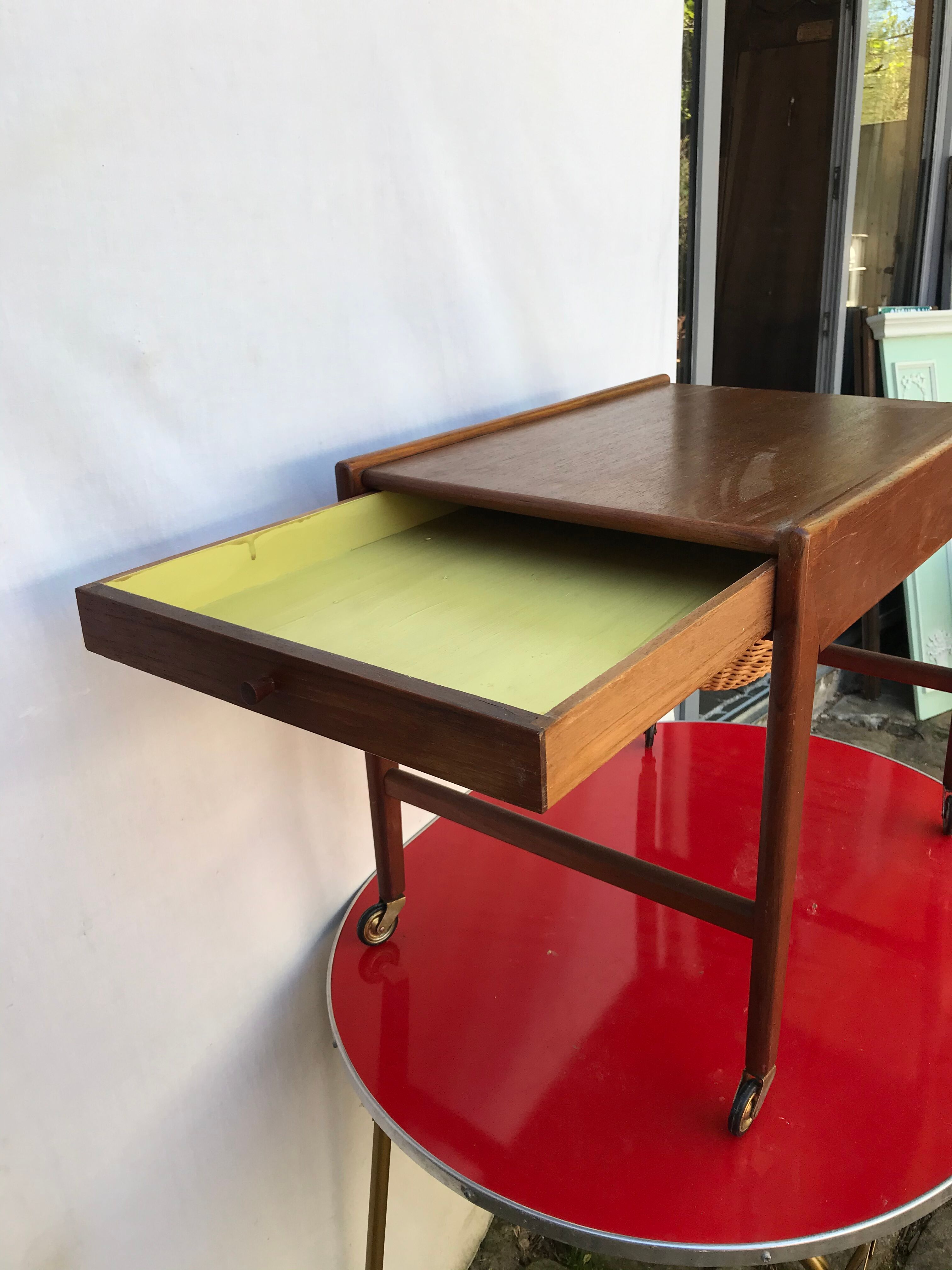 Travailleuse en teck scandinave panier tiroir roulettes