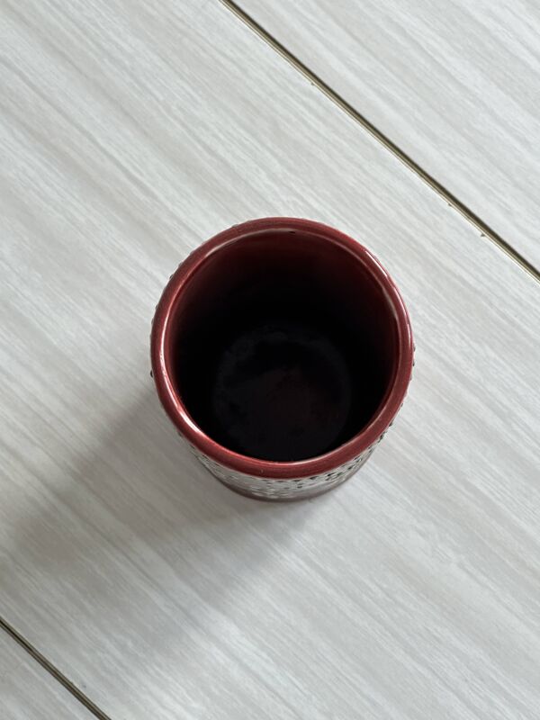 Petit vase rouleau ancien en céramique émaillée rouge