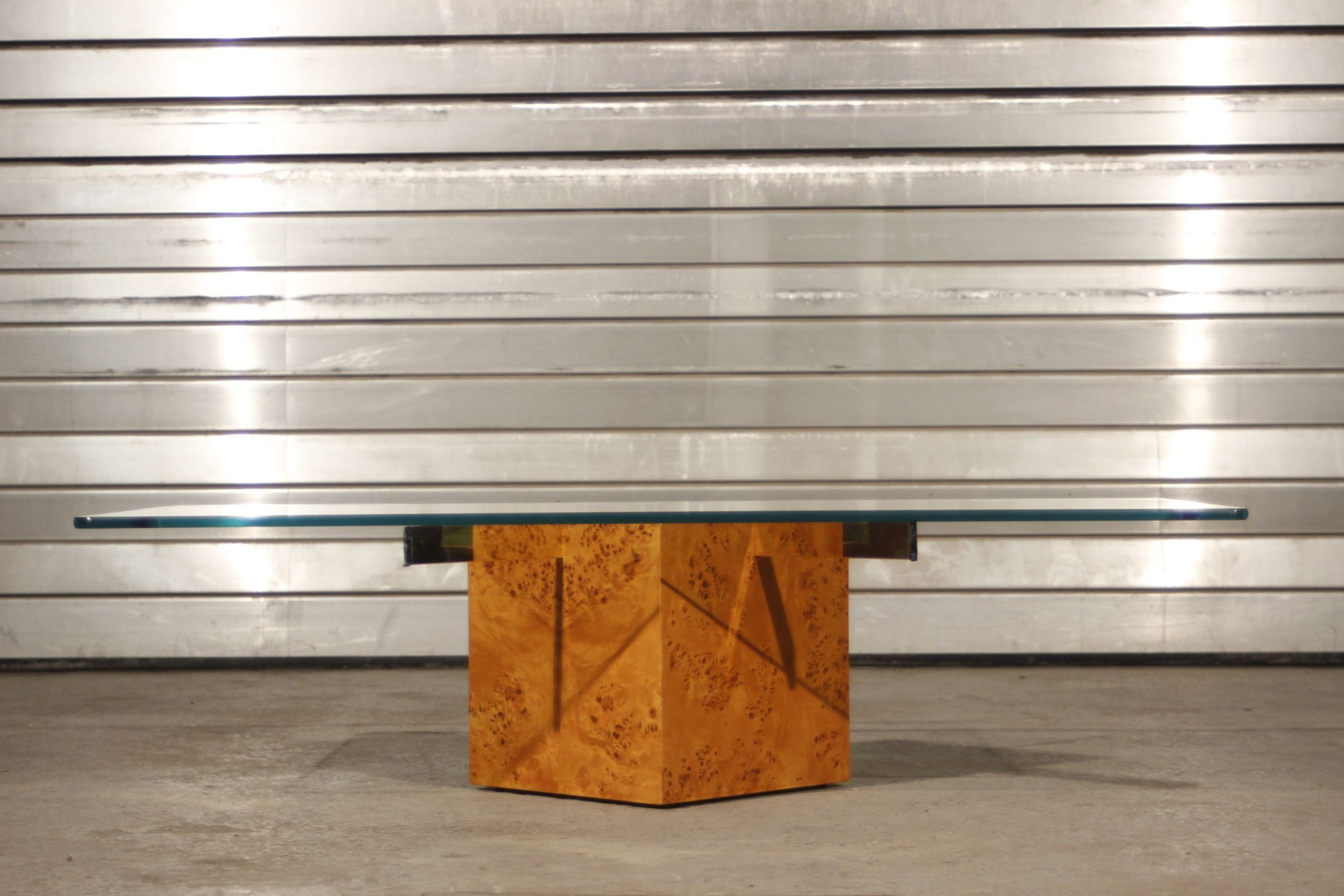 Table basse en loupe d'orme et verre trempé par Jean Claude Mahey pour roche bobois années 70