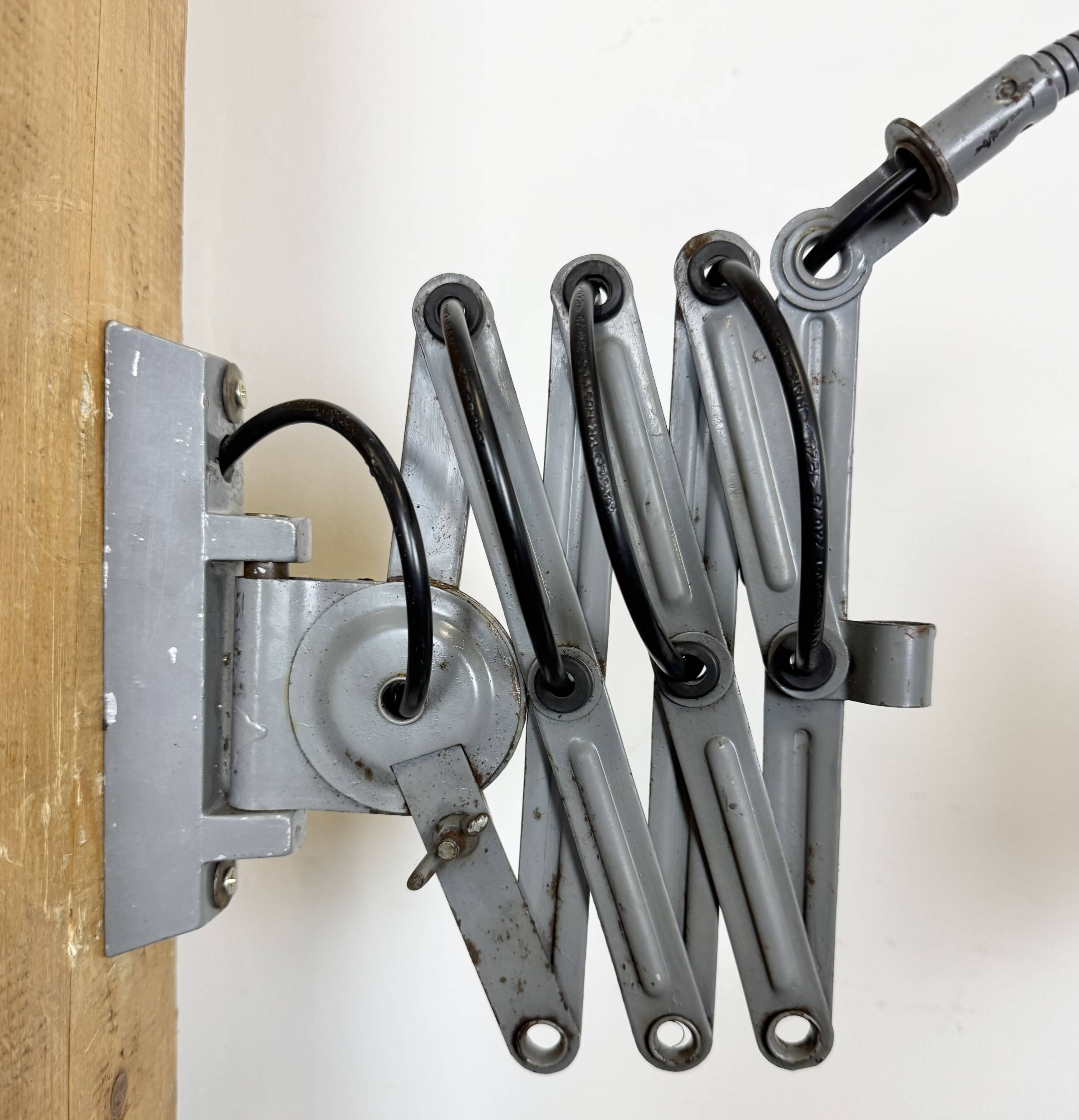 Applique murale industrielle grise en forme de ciseaux, Elektroinstala, années 1960