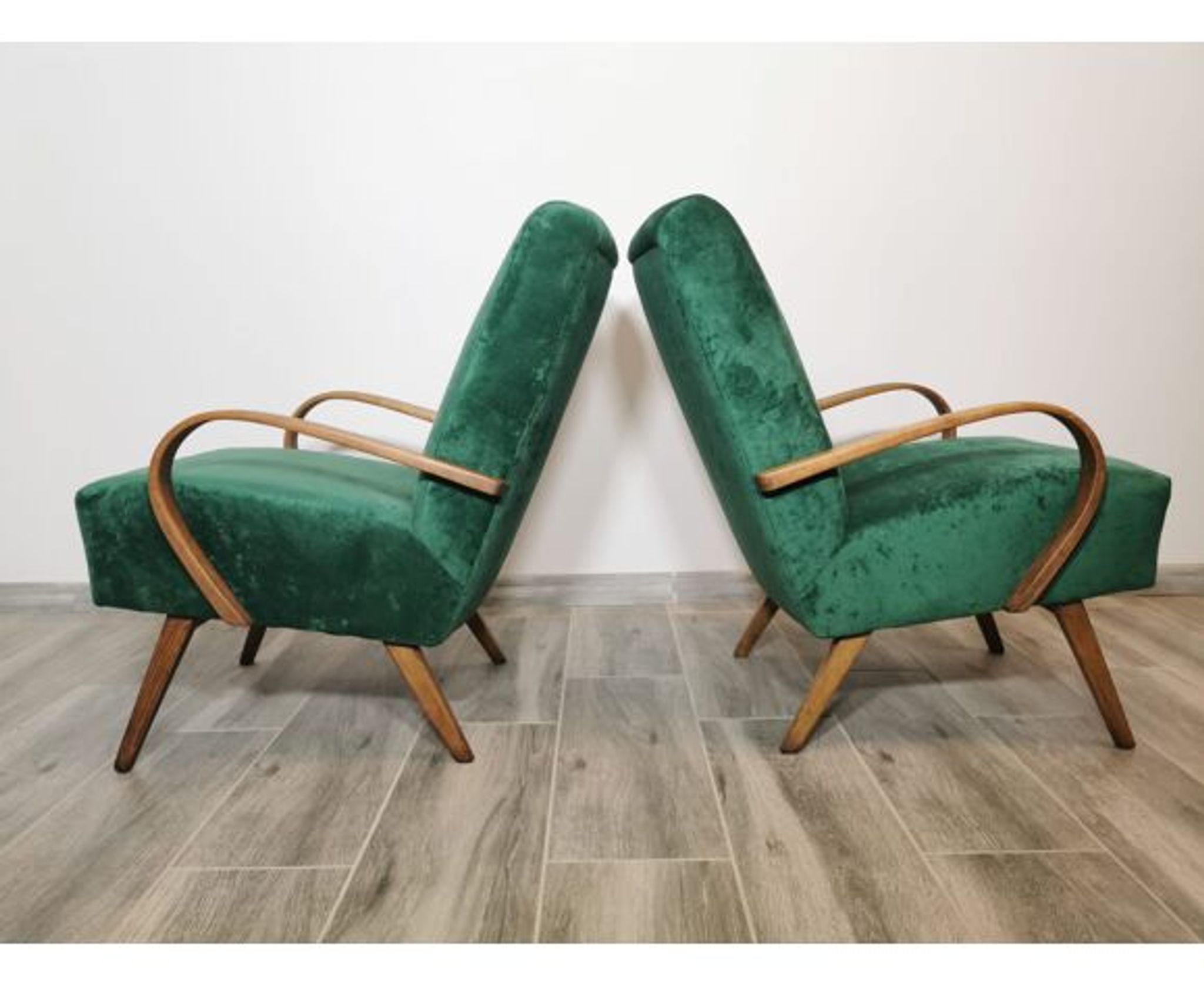 Paire de fauteuils par Jindrich Halabala restaurés