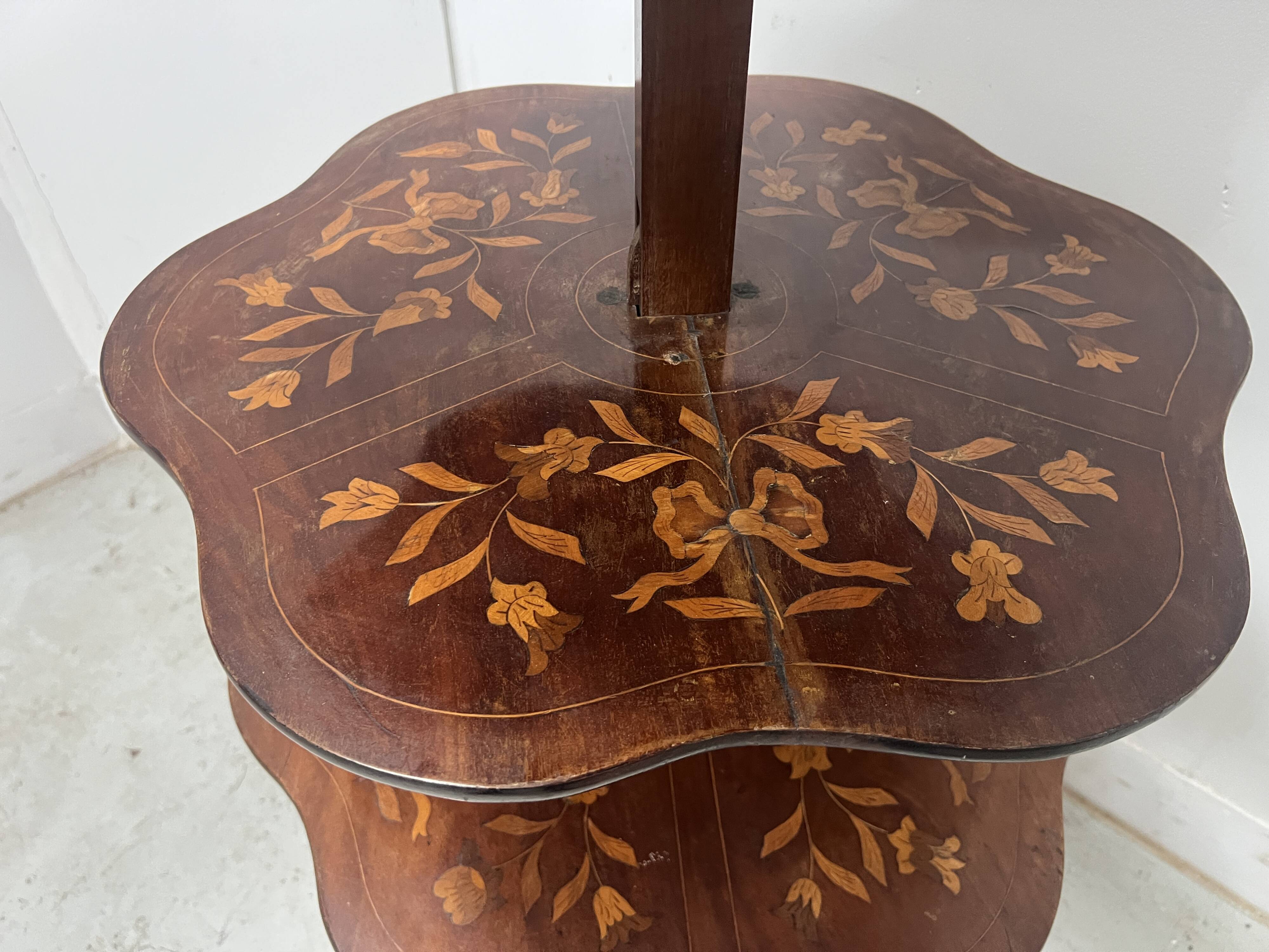Silent servant with three inlaid trays, 19th century.