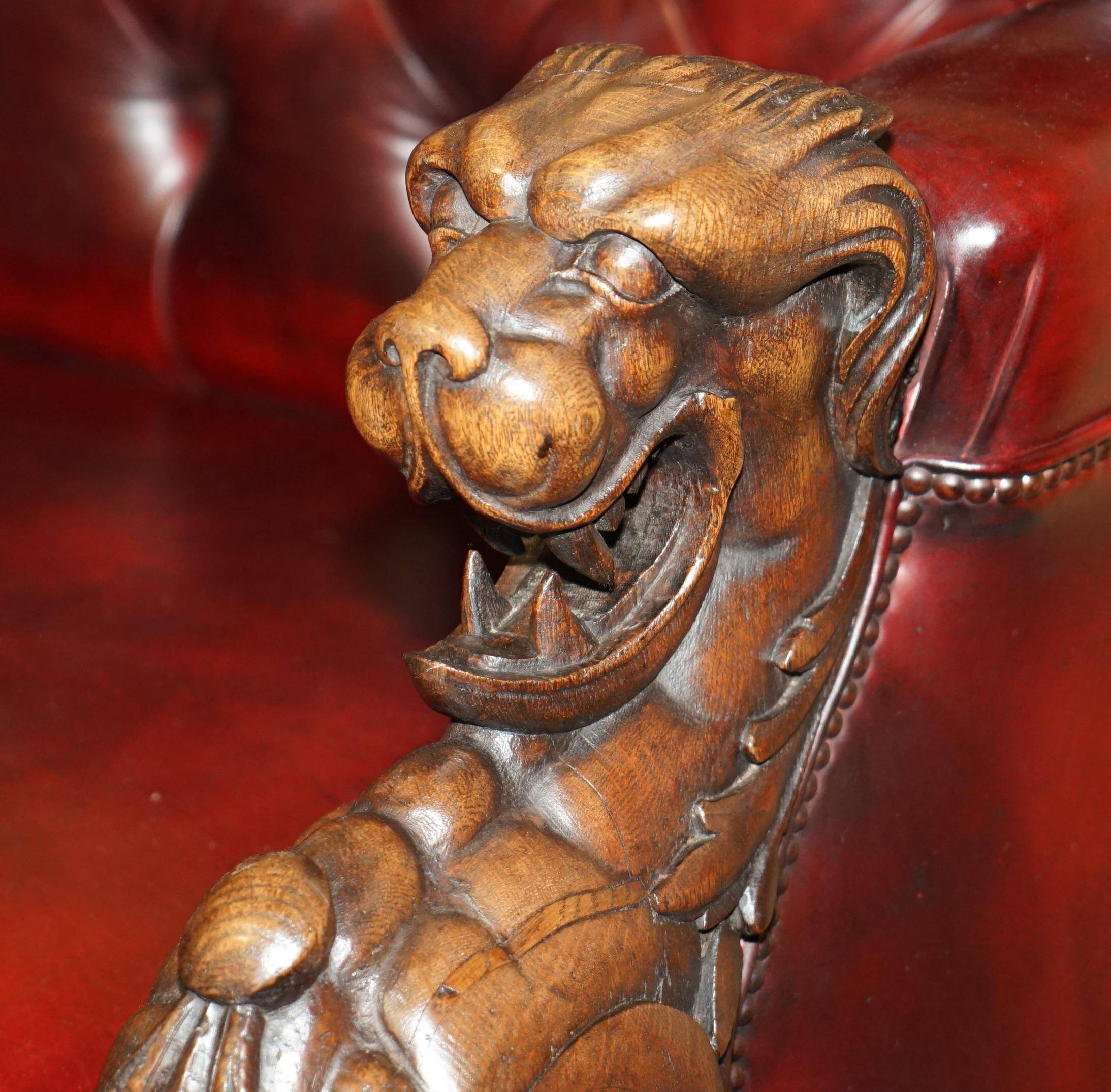 Canapé Chesterfield victorien en cuir avec têtes de lion sculptées