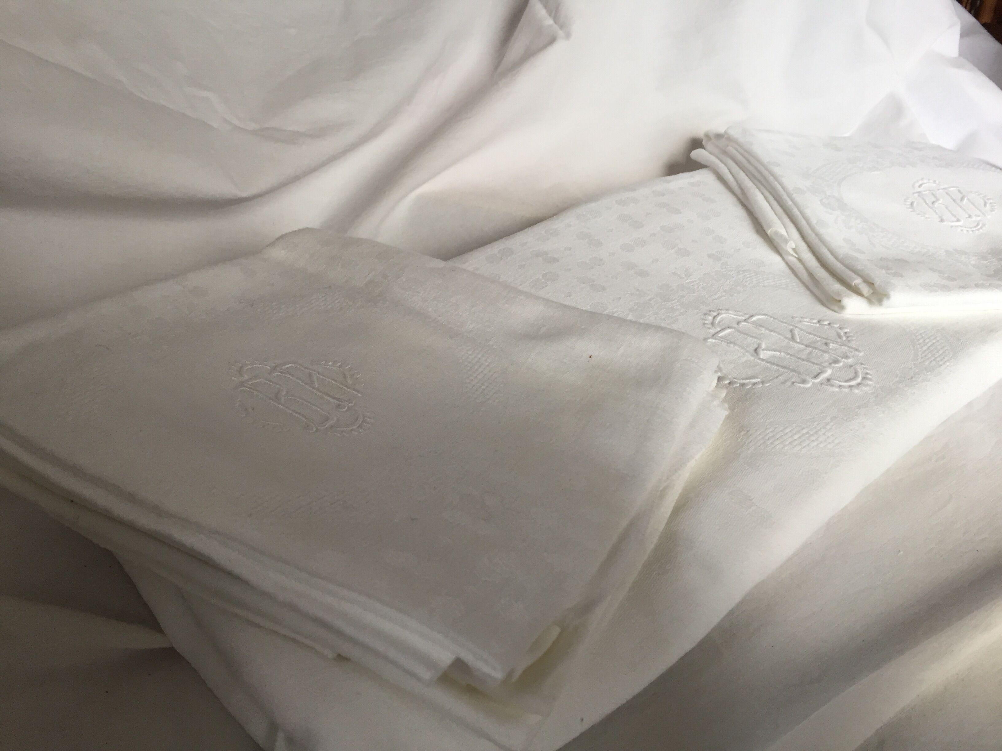 Set of a tablecloth and its napkins