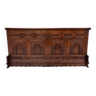 Coffre baroque en bois de 1781.