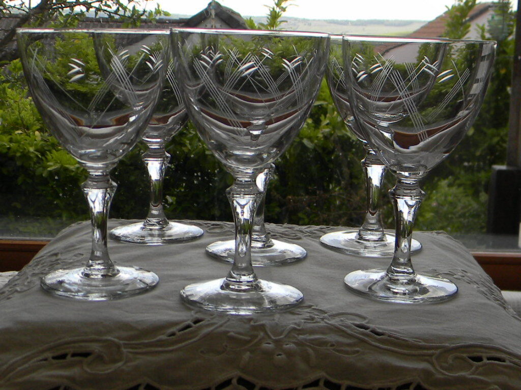 Set of wine glasses engraved glass 1950s.
