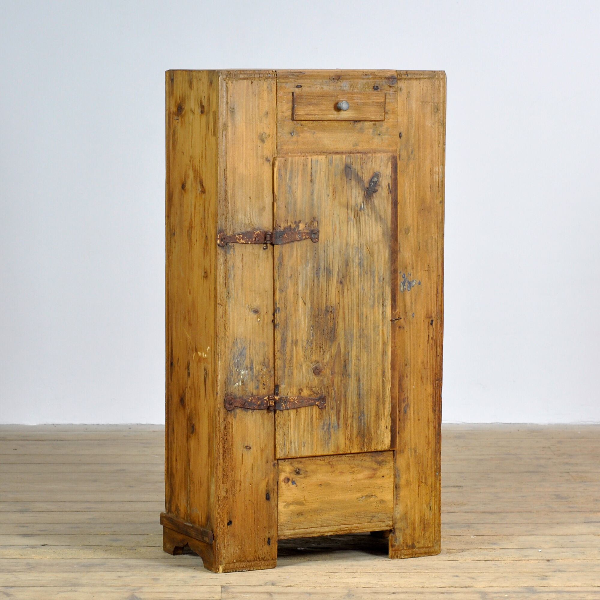 Cabinet en pin, vers 1920