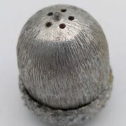 Salt and pepper shaker in silver and gold metal. Mirella. Circa 1960/70.