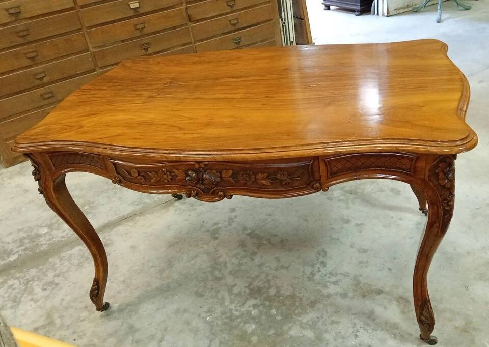 Curved desk in Louis XV style, made of carved and moulded walnut.