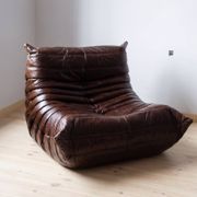Fauteuil Togo en cuir brillant marron foncé